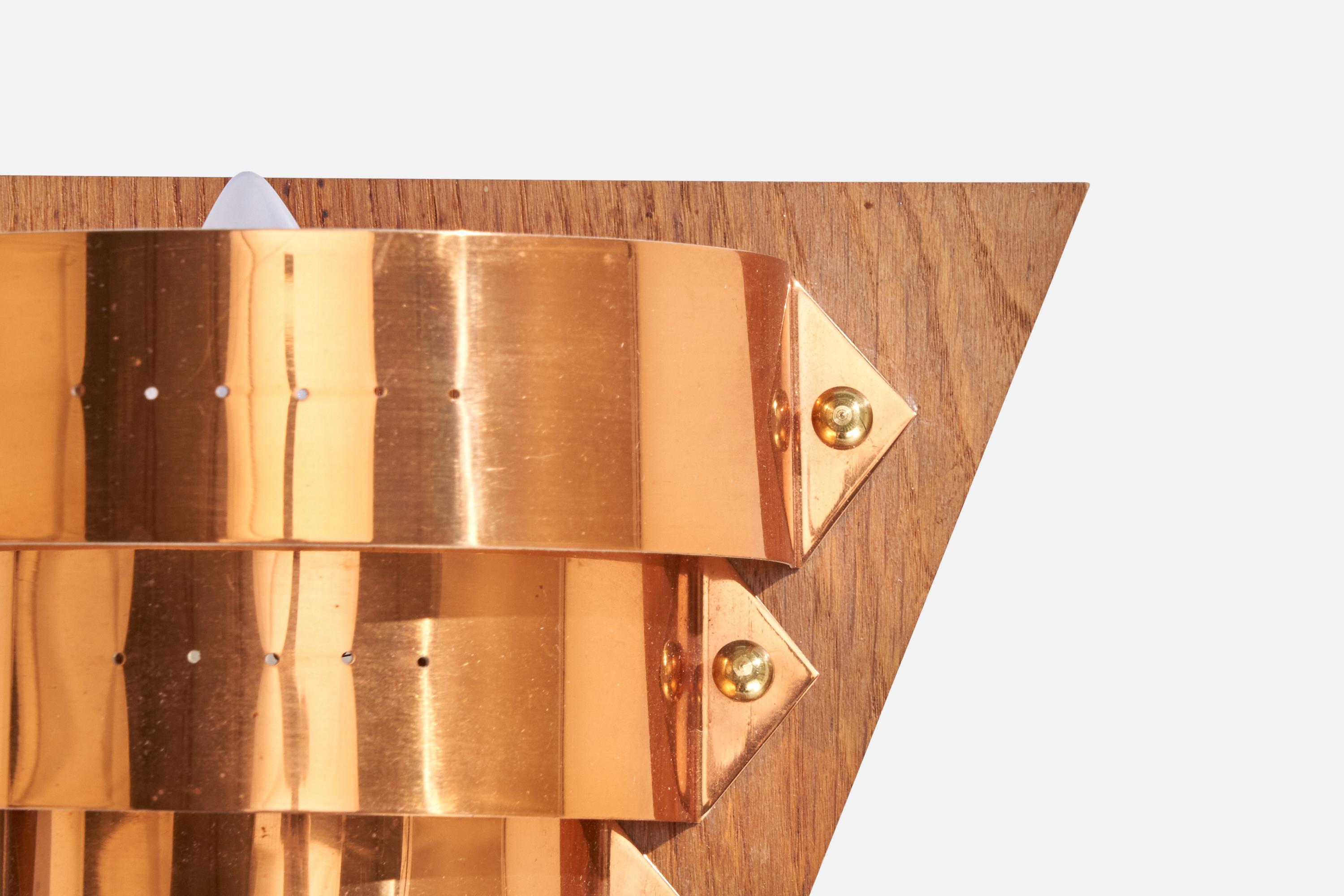 Metà XX secolo Lampada da parete di design svedese, rame, teak, Svezia, anni '60 in vendita