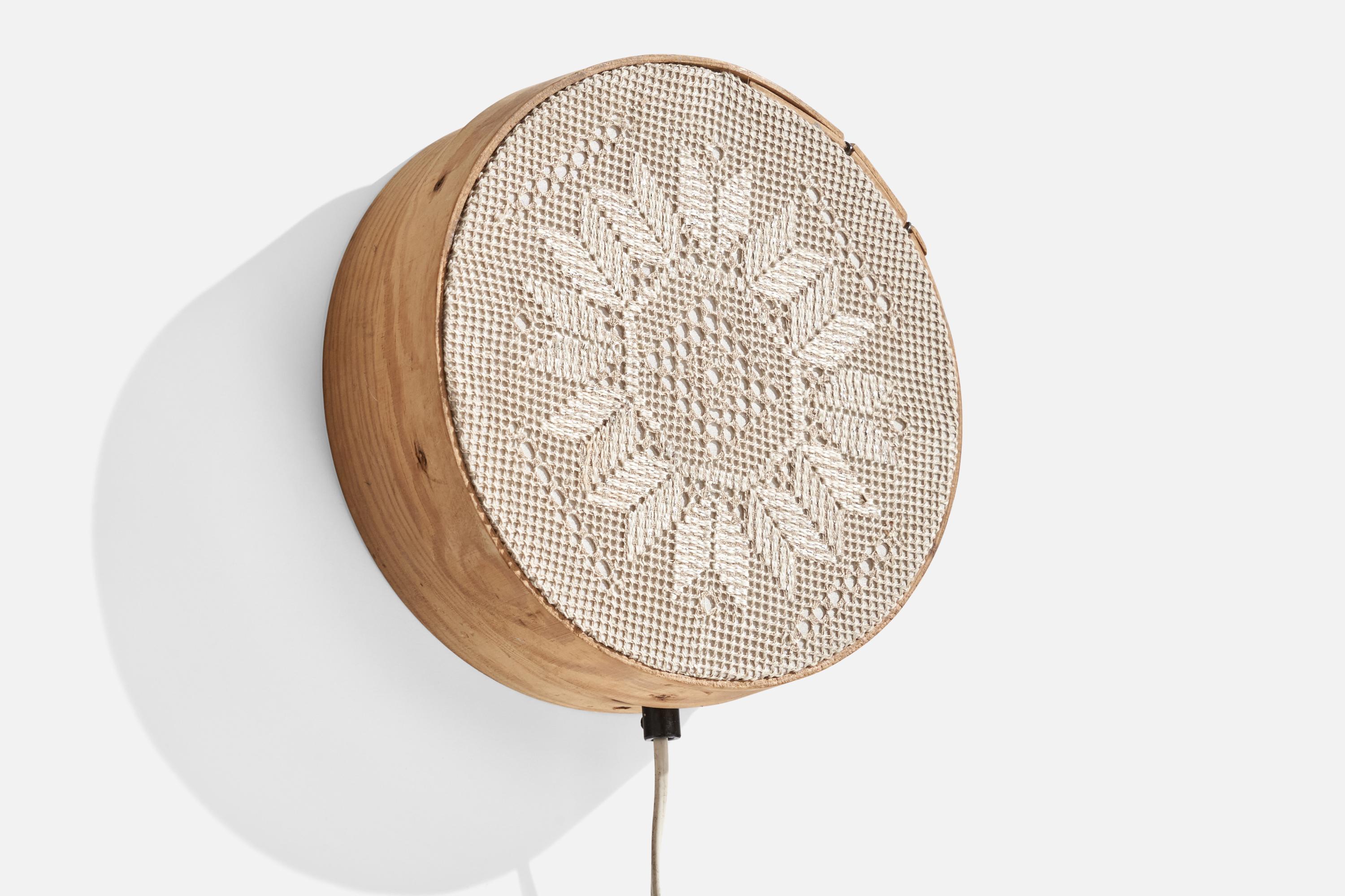 Applique en tissu de broderie et en pin, conçue et produite en Suède, C.1960.

Dimensions globales (pouces) : 9 