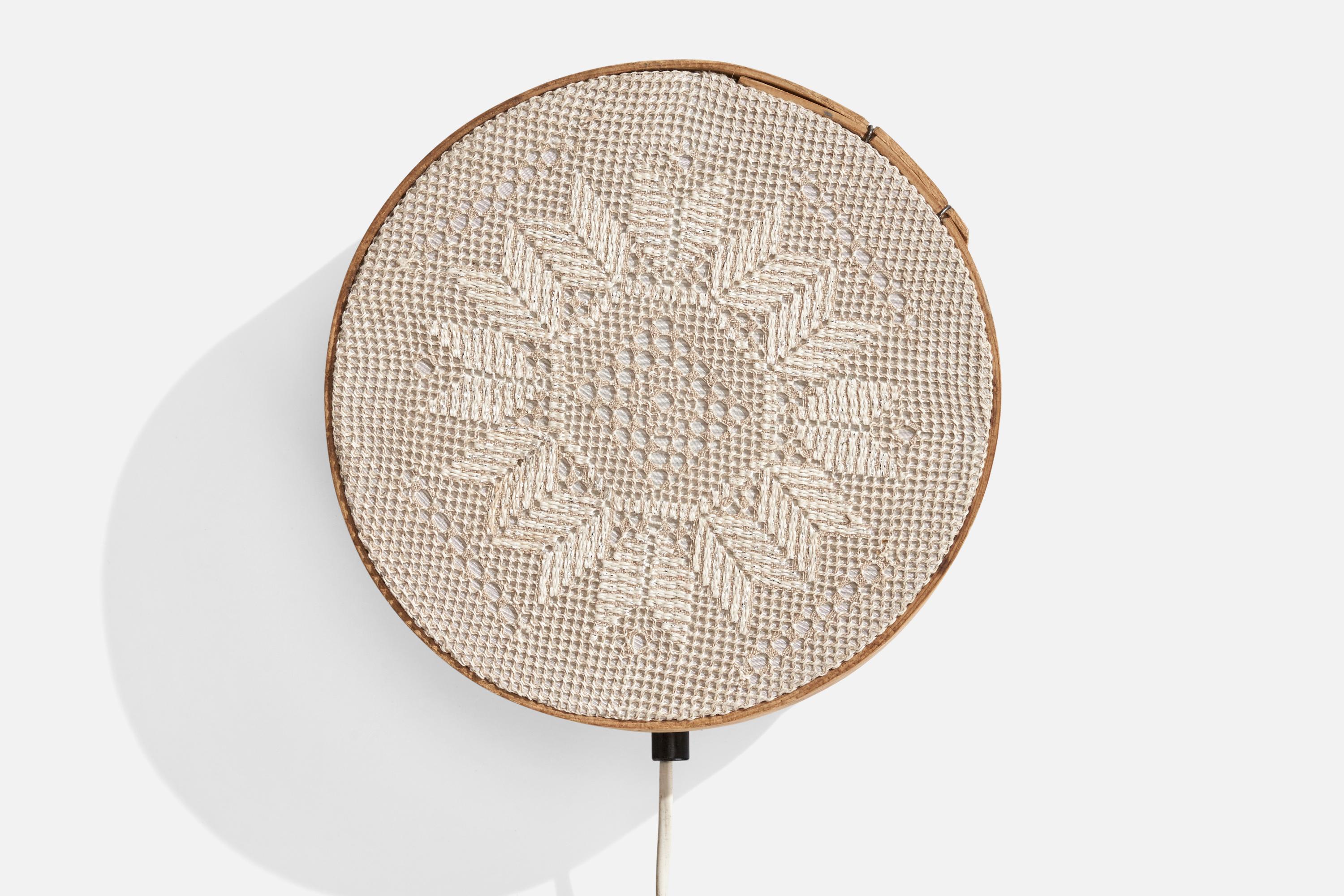 Suédois Designer suédois, applique murale, tissu, pin, Suède, années 1960 en vente