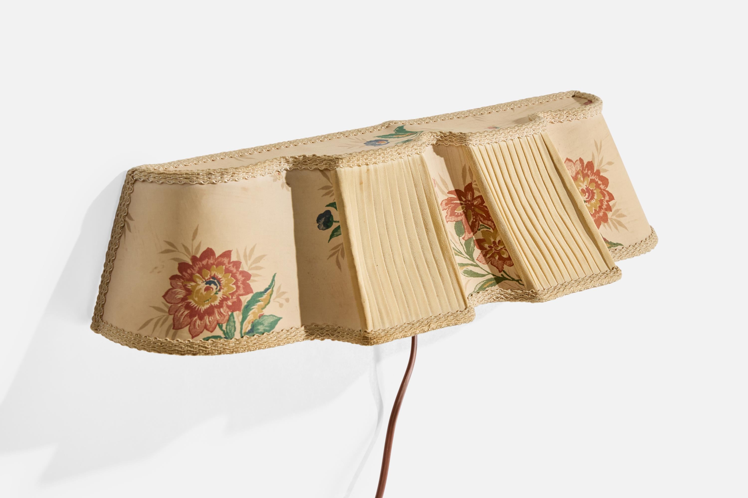 Applique en tissu beige imprimé de fleurs, conçue et produite en Suède, vers les années 1940.

Dimensions globales (pouces) : 4.75 