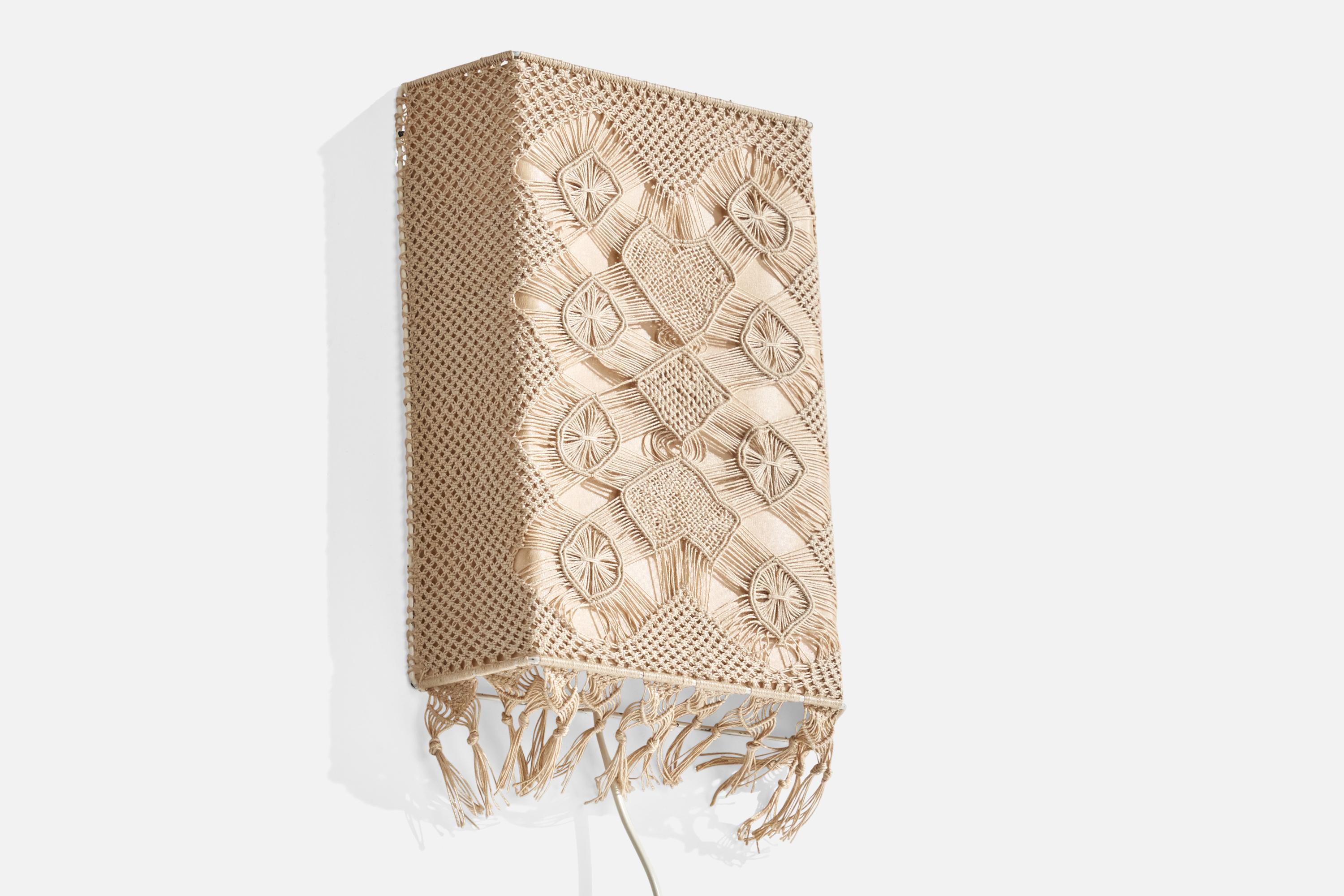 Applique en tissu de broderie et en métal conçue et produite en Suède, c./s.

Dimensions globales (pouces) : 14