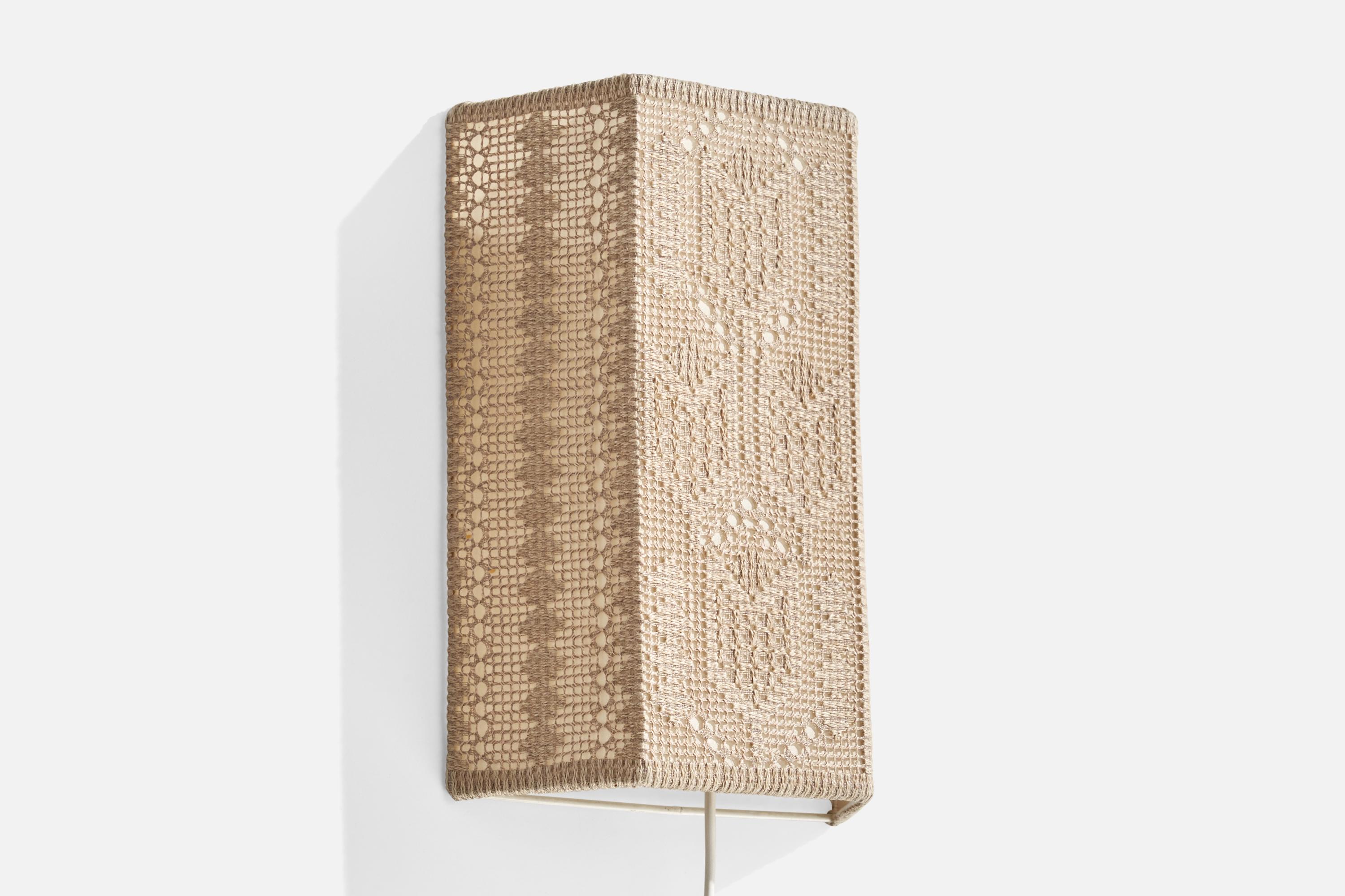 Applique en tissu de broderie et en métal, conçue et produite en Suède, c. années 1960.

Dimensions globales (pouces) : 10.25