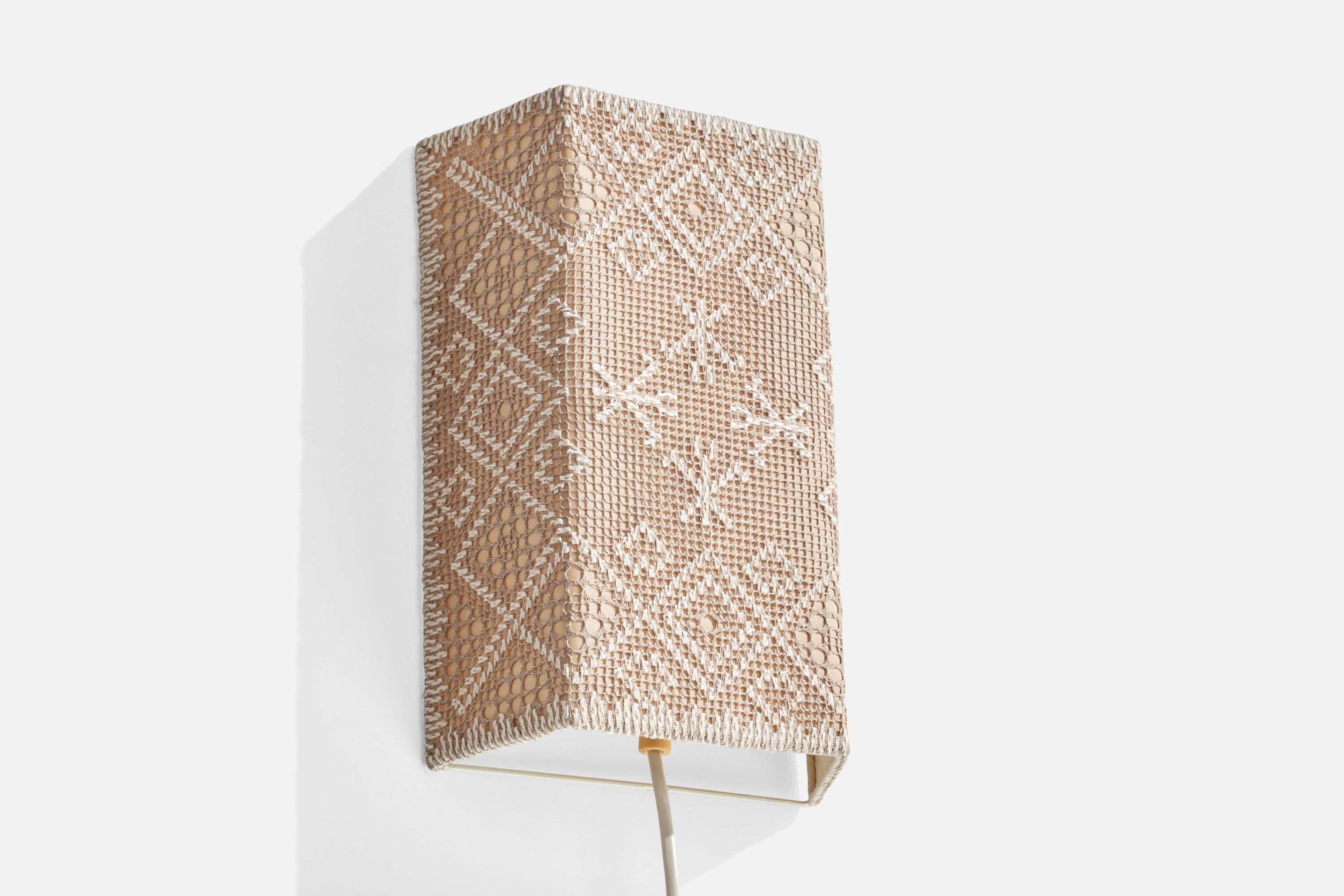 Wandleuchte aus besticktem Stoff und Metall, entworfen und hergestellt in Schweden, ca. 1960er Jahre.

Gesamtabmessungen (Zoll): 11,5