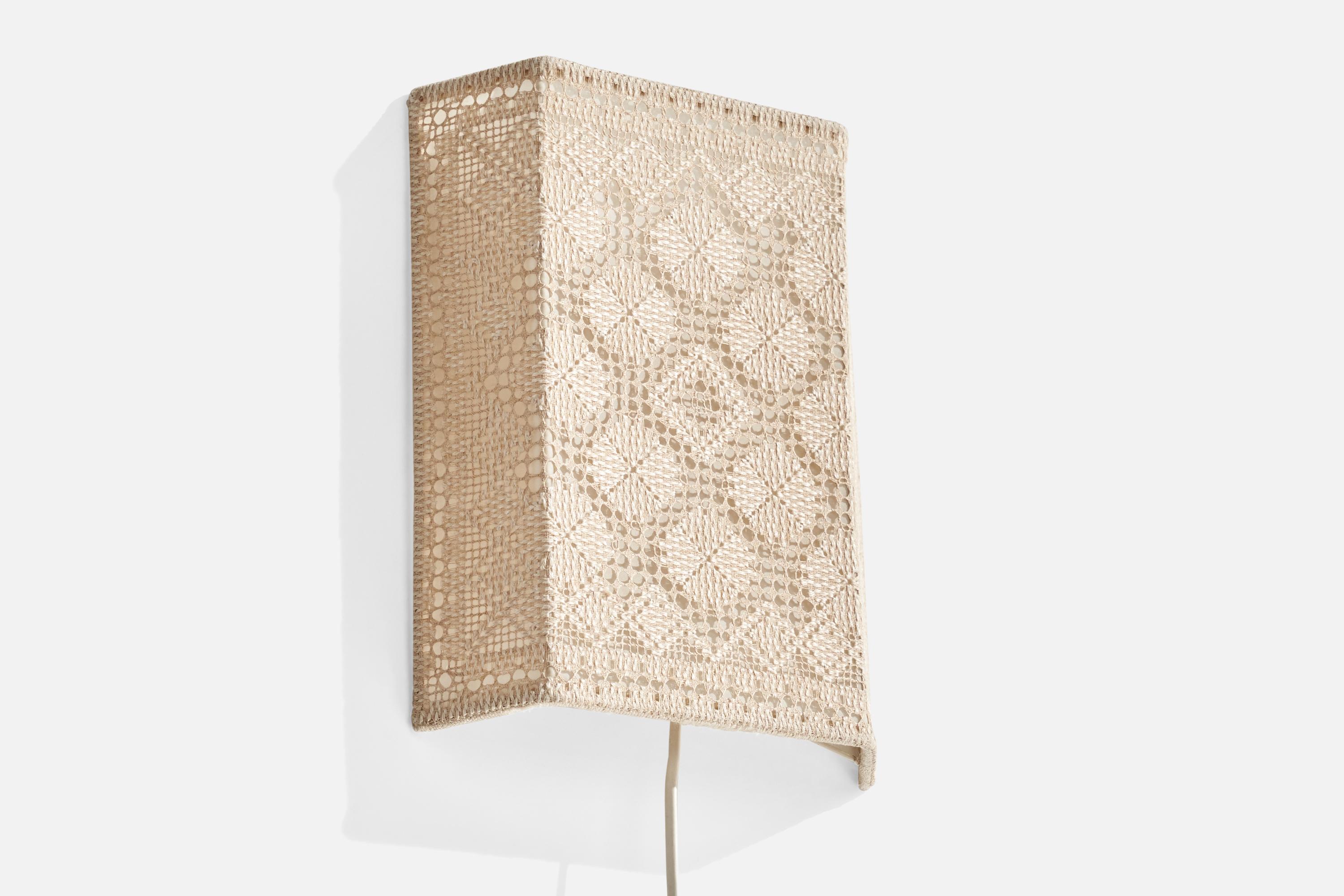 Applique en tissu de broderie et en métal, conçue et produite en Suède, c. années 1960.

Dimensions globales (pouces) : 11.625