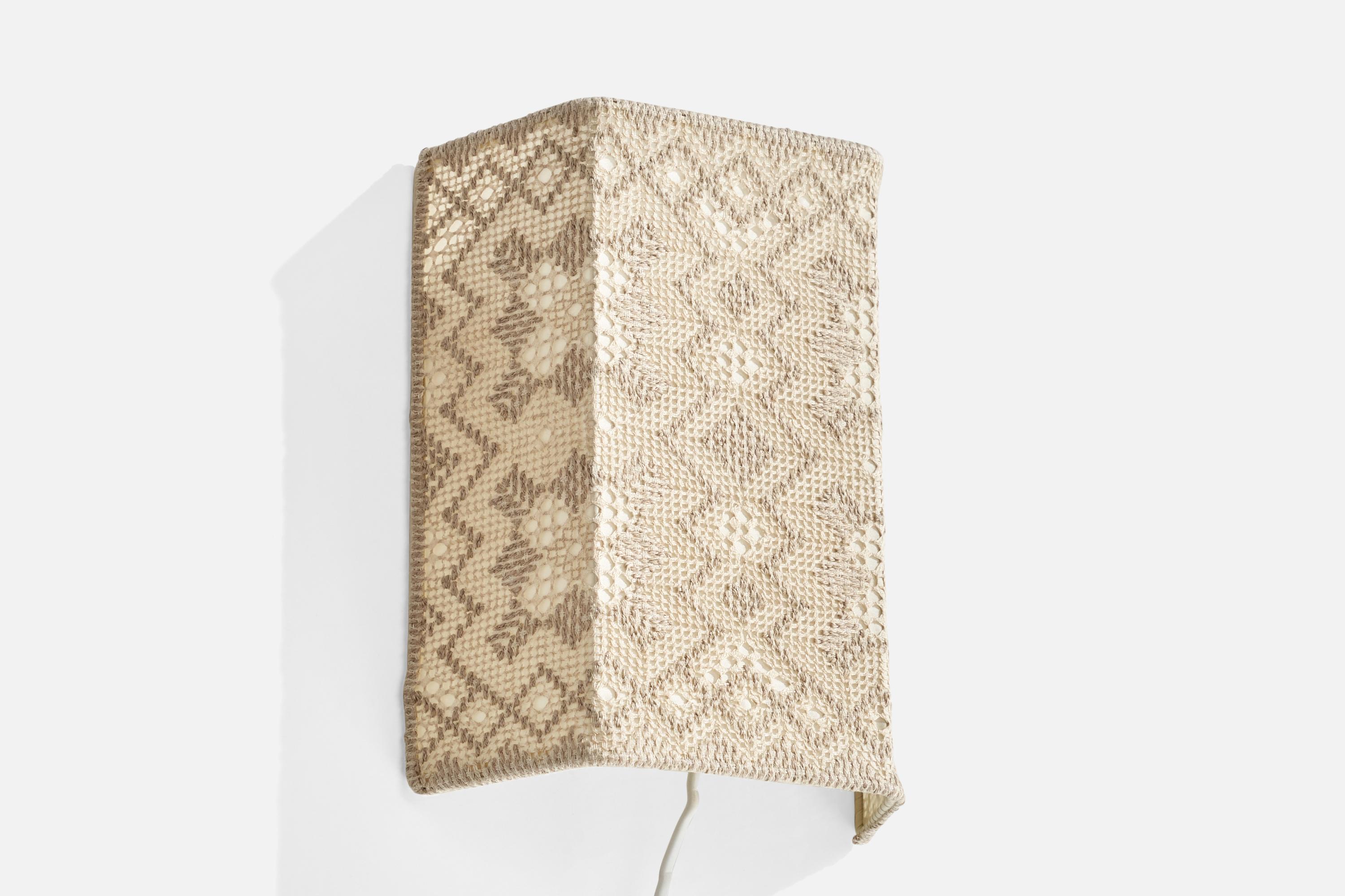 Applique en tissu de broderie et en métal, conçue et produite en Suède, c. années 1960.

Dimensions globales (pouces) : 10.375