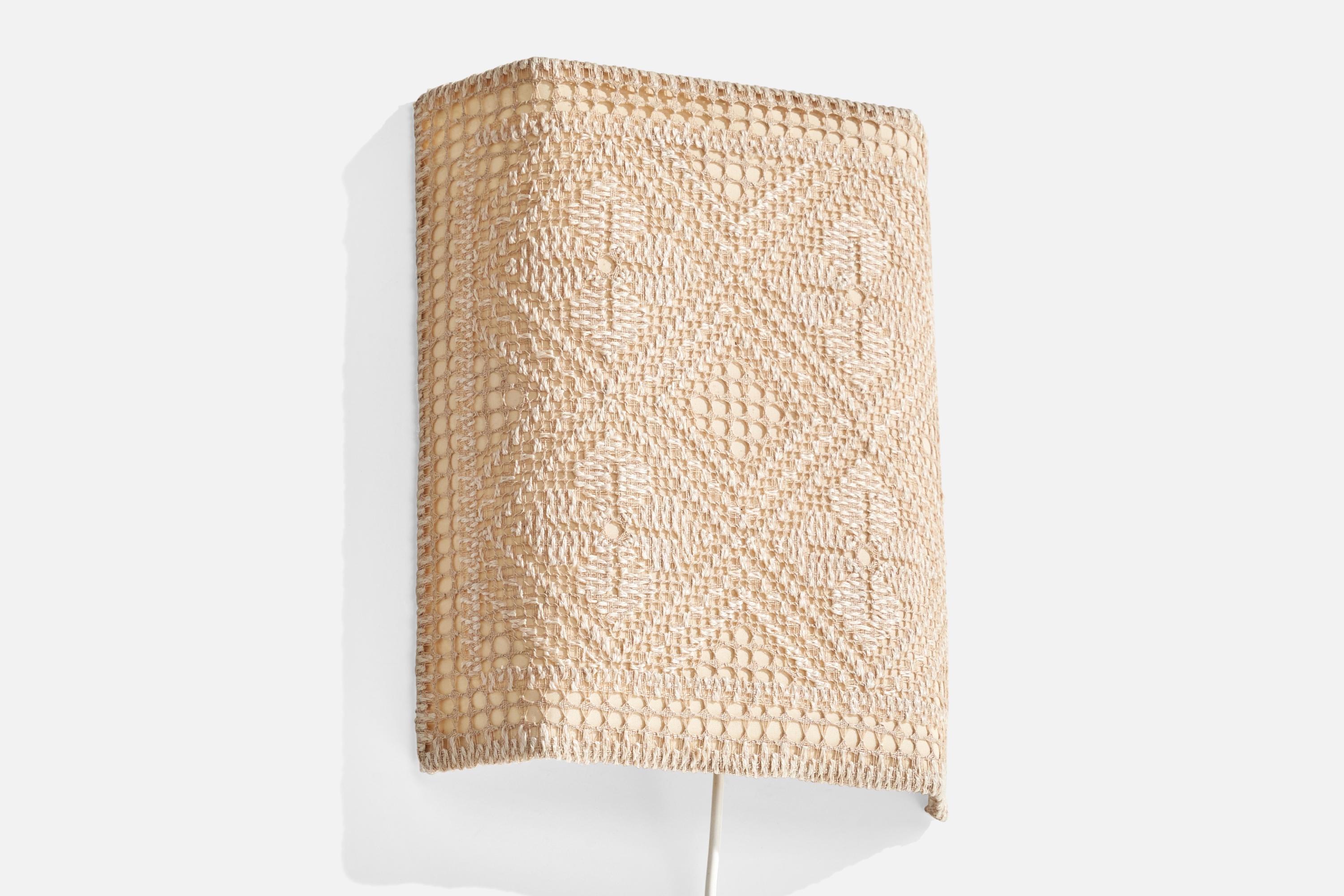 Un'applique in tessuto da ricamo e metallo progettata e prodotta in Svezia, negli anni '60 circa.

Dimensioni complessive (pollici): 10,75