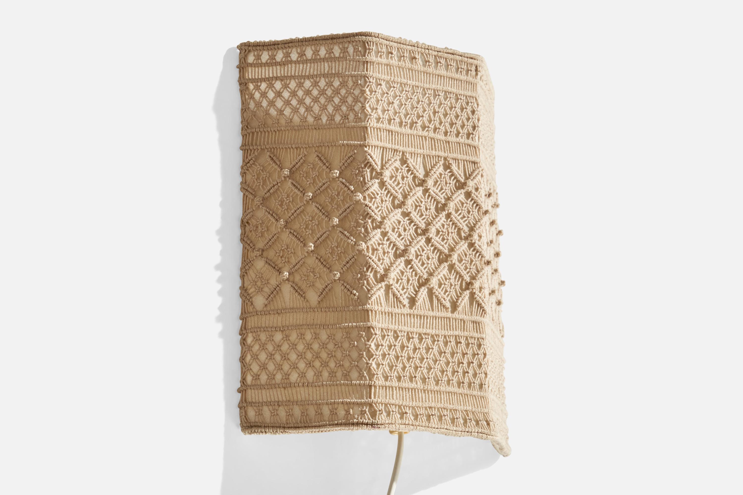 Wandleuchte aus besticktem Stoff, entworfen und hergestellt in Schweden, ca. 1960er Jahre.

Gesamtabmessungen (Zoll): 10