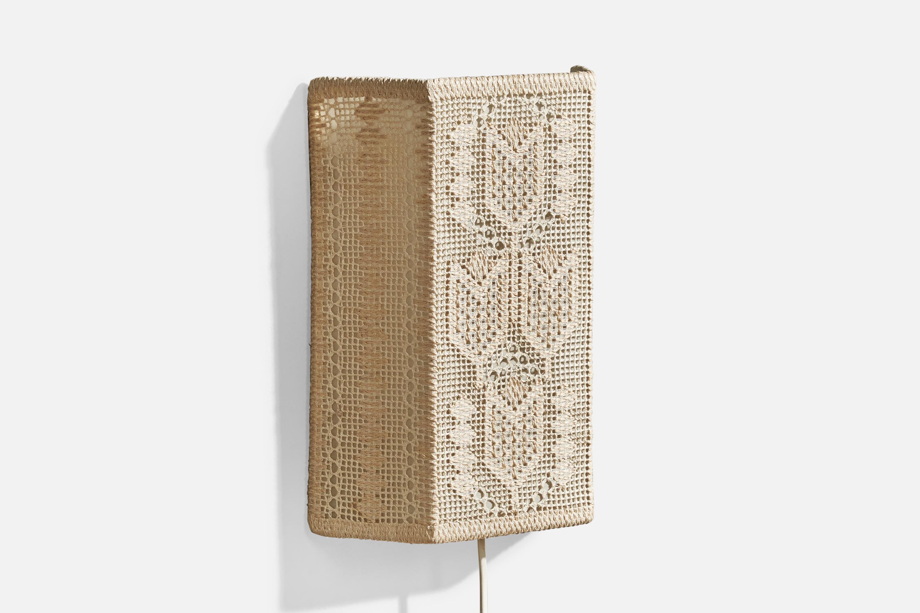 Wandleuchte aus besticktem Stoff, entworfen und hergestellt in Schweden, ca. 1960er Jahre.

Gesamtabmessungen (Zoll): 10,5
