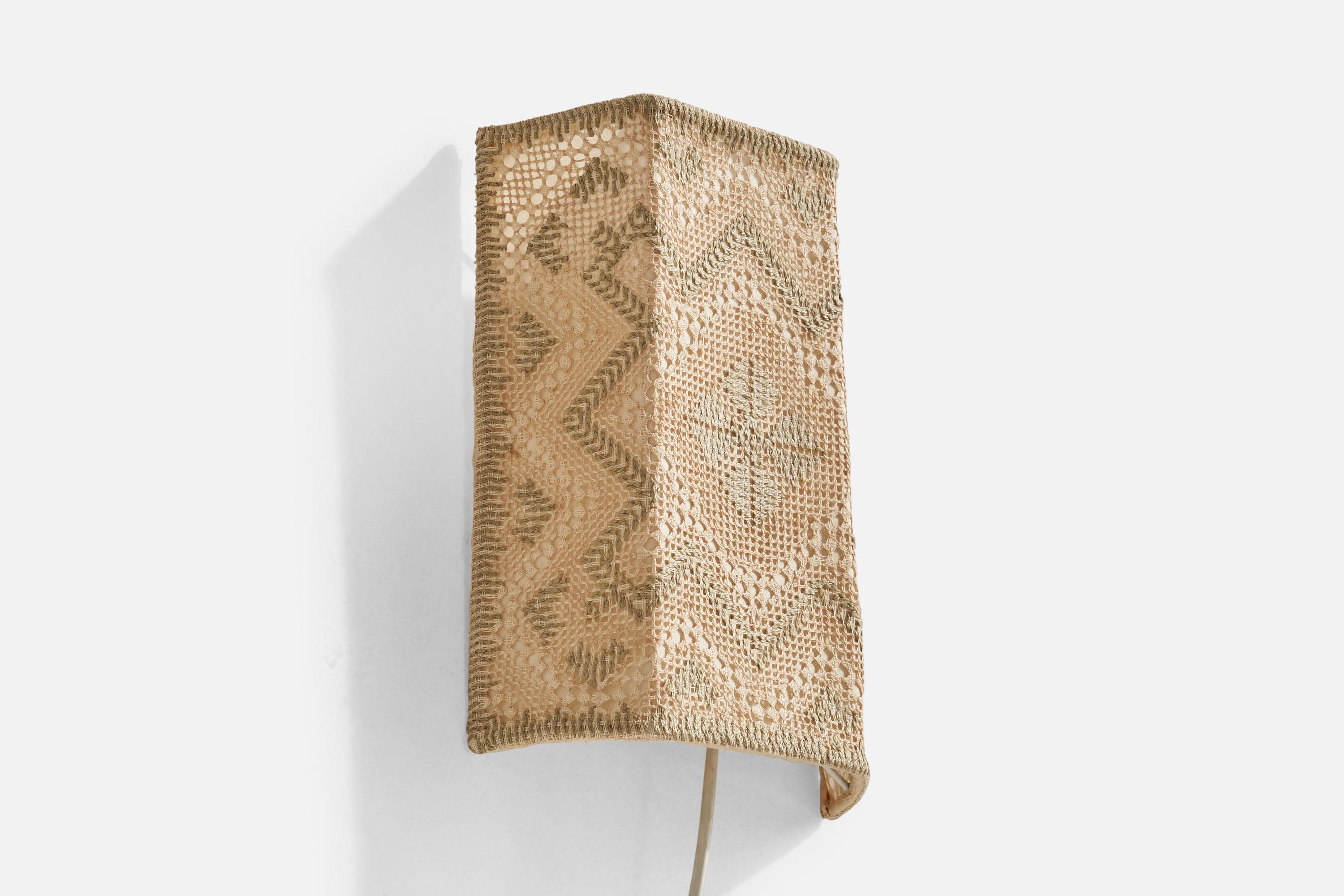 Aplique de tela bordada beige y metal diseñado y fabricado en Suecia, c. 1960.

Dimensiones totales (en pulgadas): 10,4
