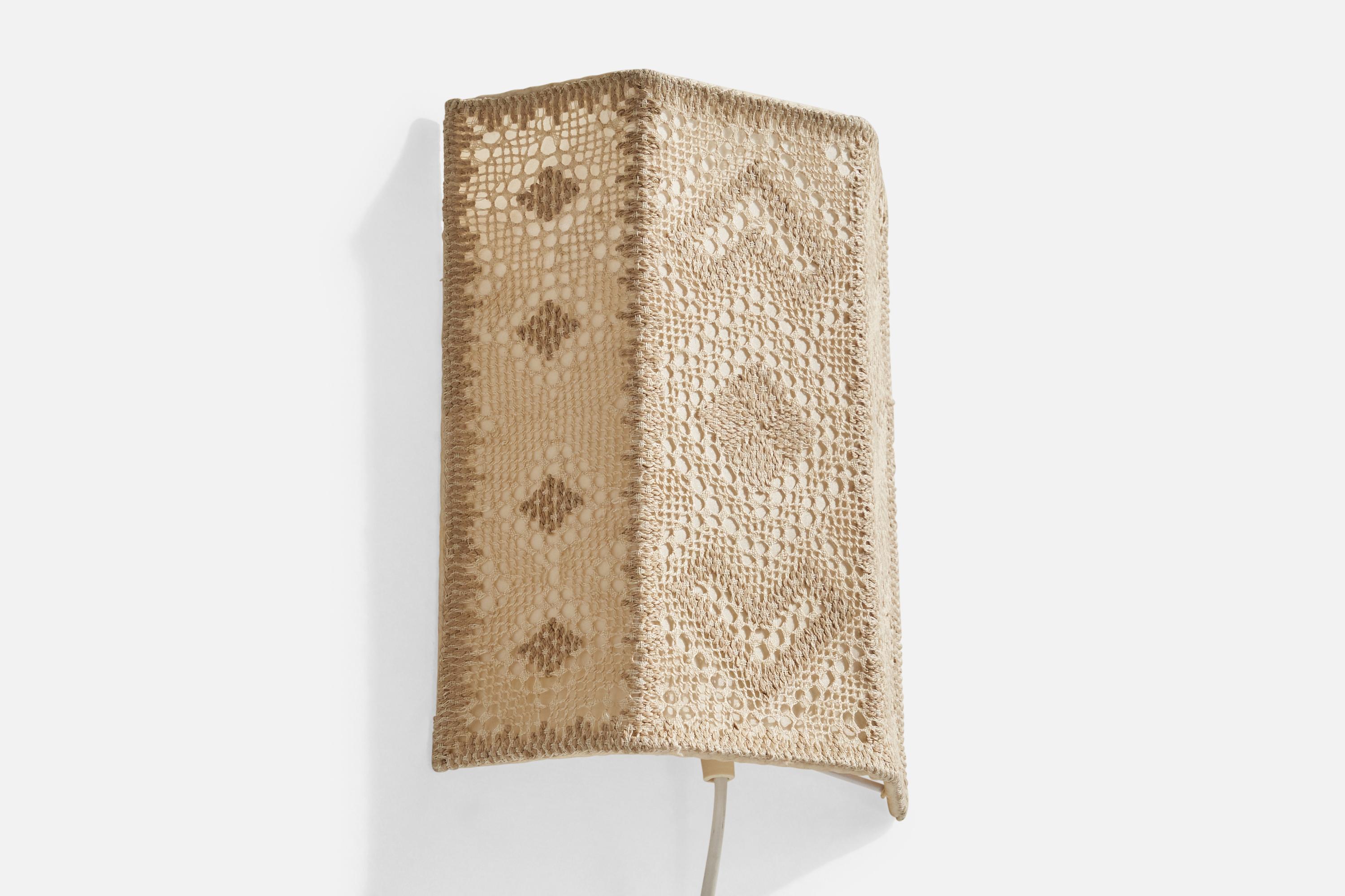 Applique en métal et tissu de broderie beige, conçue et produite en Suède, vers les années 1960.

Dimensions globales (en pouces) : 10.25