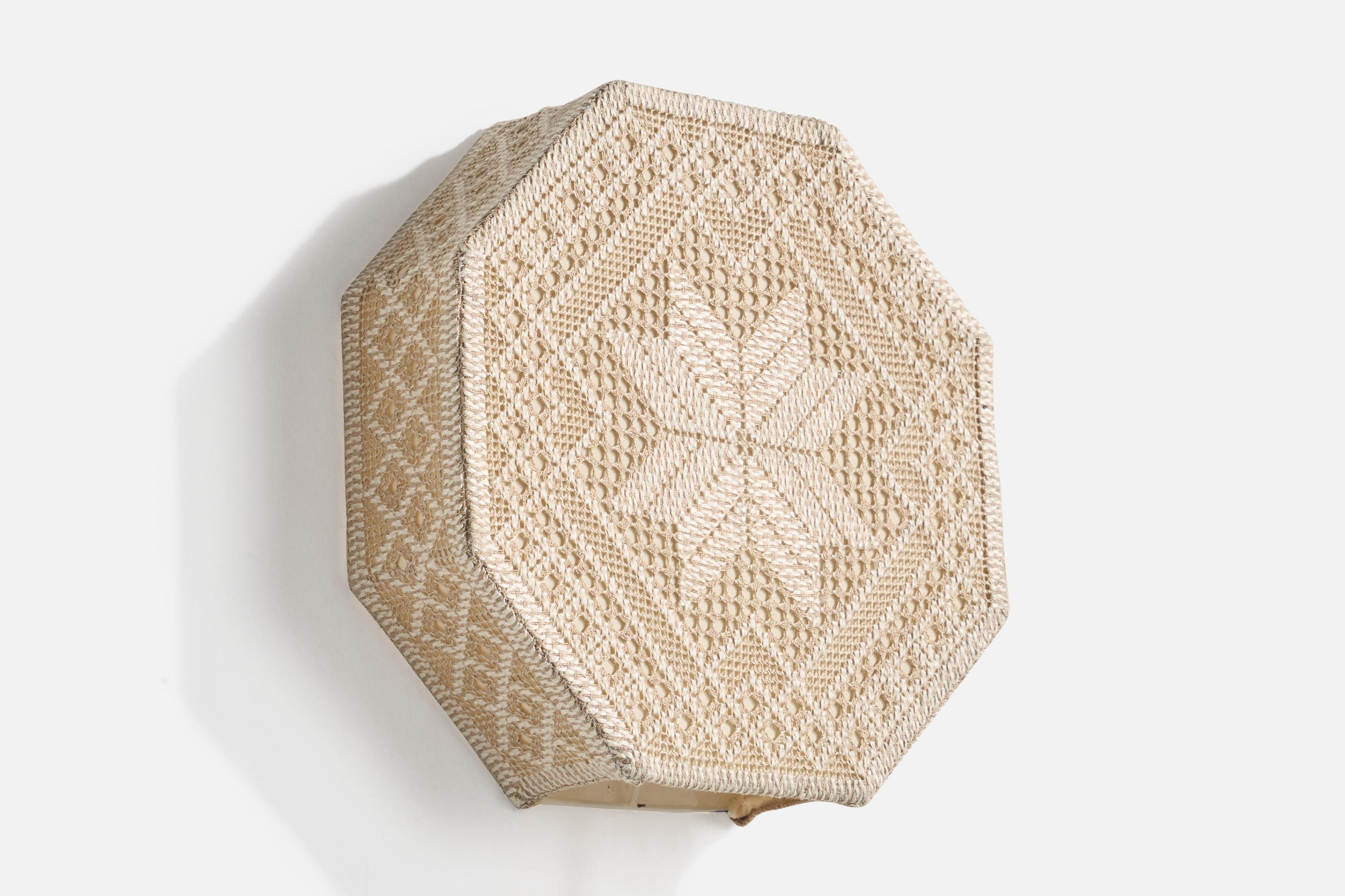 Un'applique in tessuto ricamato beige progettata e prodotta in Svezia, negli anni '60 circa.

Dimensioni complessive (pollici): 10,5