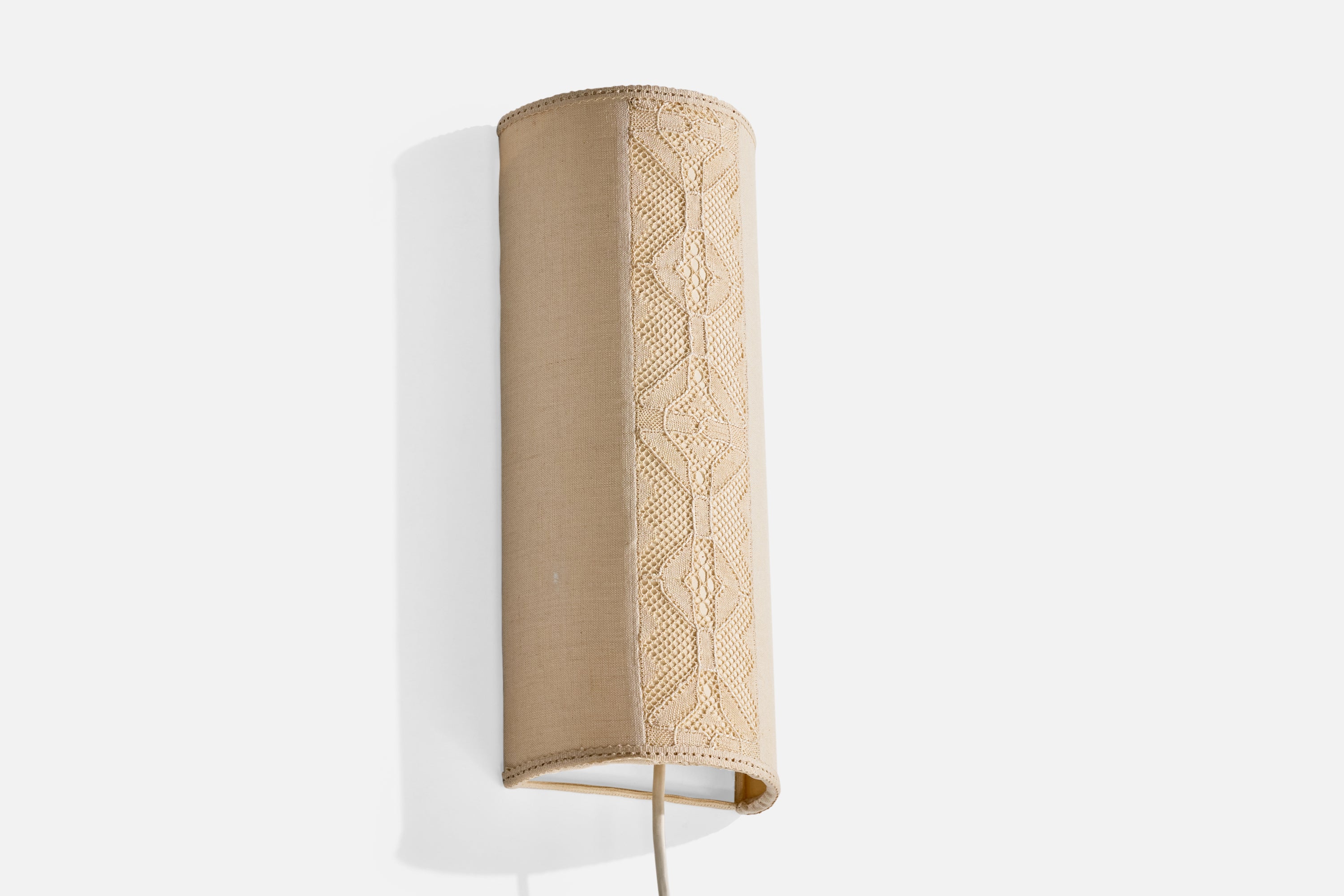 Un'applique in tessuto ricamato beige progettata e prodotta in Svezia, negli anni '60 circa.

Dimensioni complessive (pollici): 12.25 