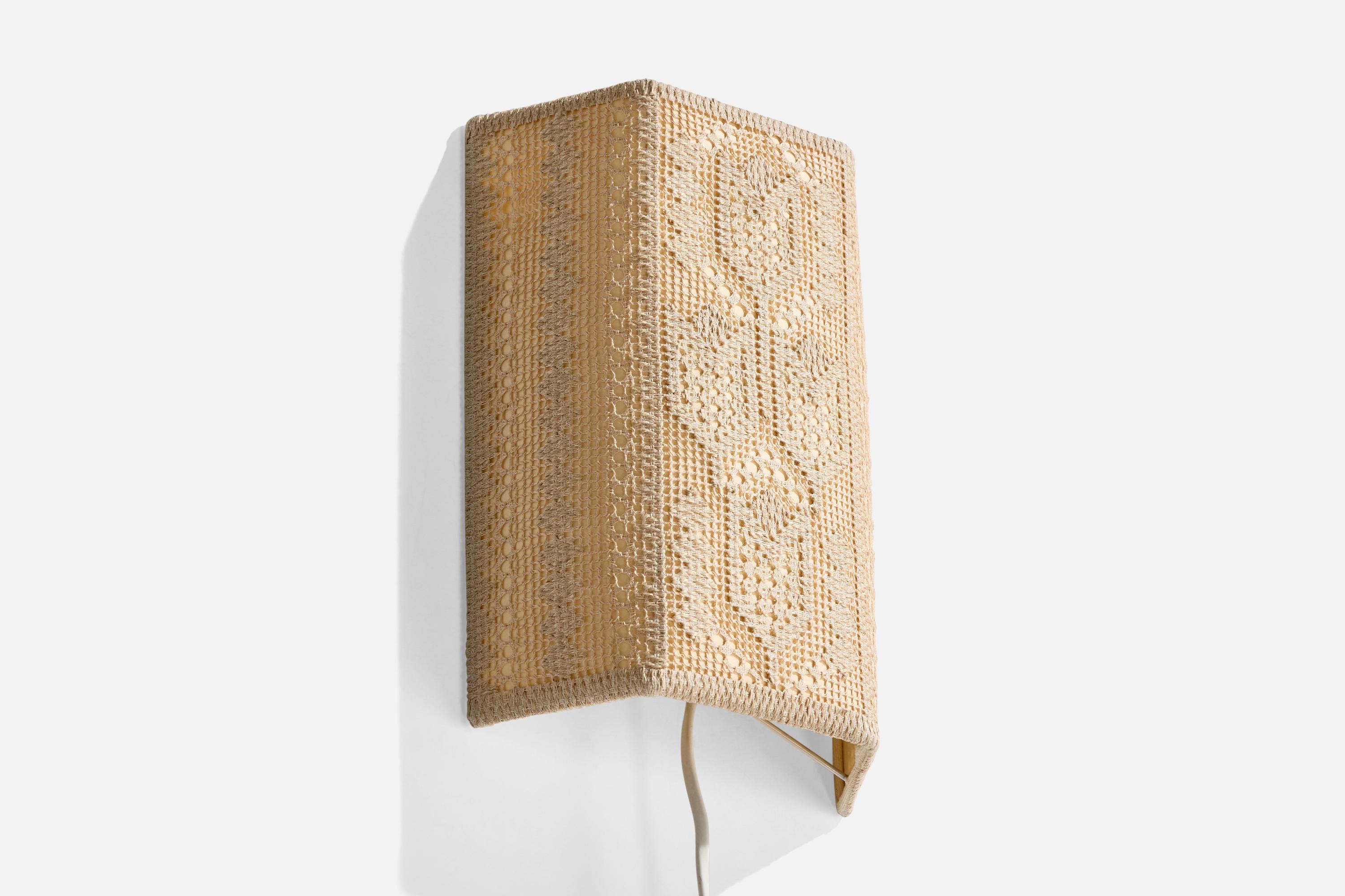 Applique en tissu brodé beige, conçue et produite en Suède, C.C. 1960.

Dimensions globales (en pouces) : 10,5 
