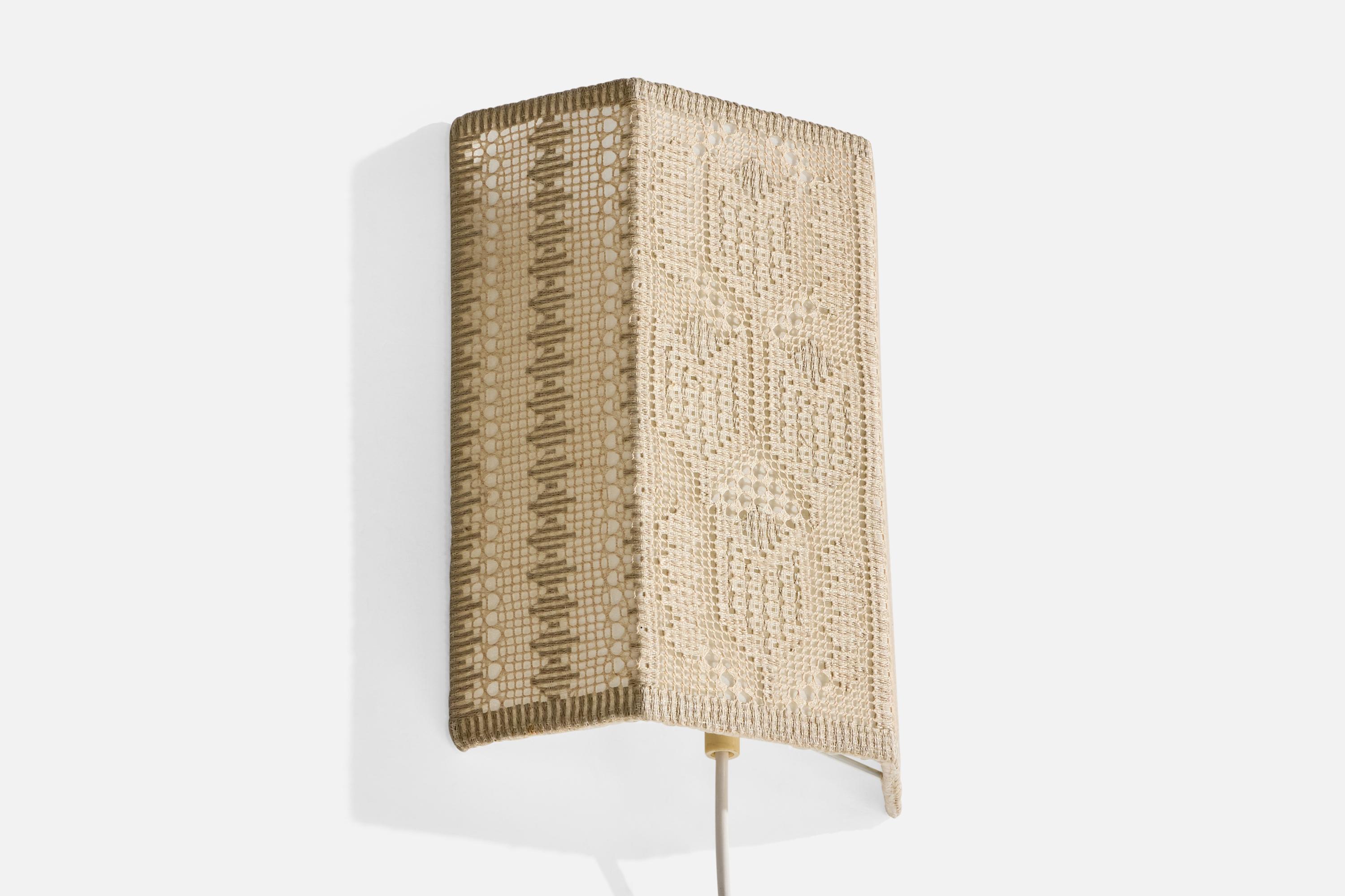 Applique en tissu brodé beige, conçue et produite en Suède, C.C. 1960.

Dimensions globales (en pouces) : 10,5 
