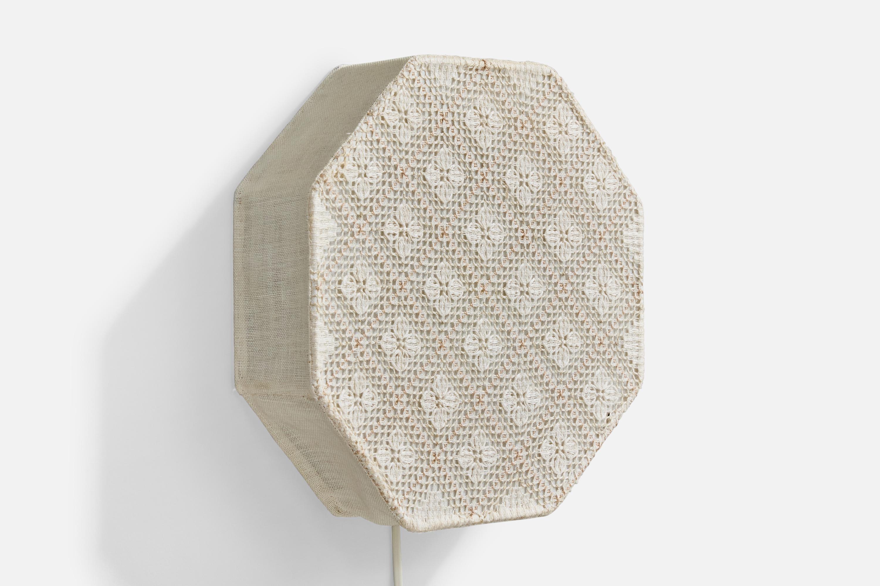 Aplique de tela bordada en blanco roto, diseñado y fabricado en Suecia, c. 1960.

Dimensiones totales (en pulgadas): 12,0 