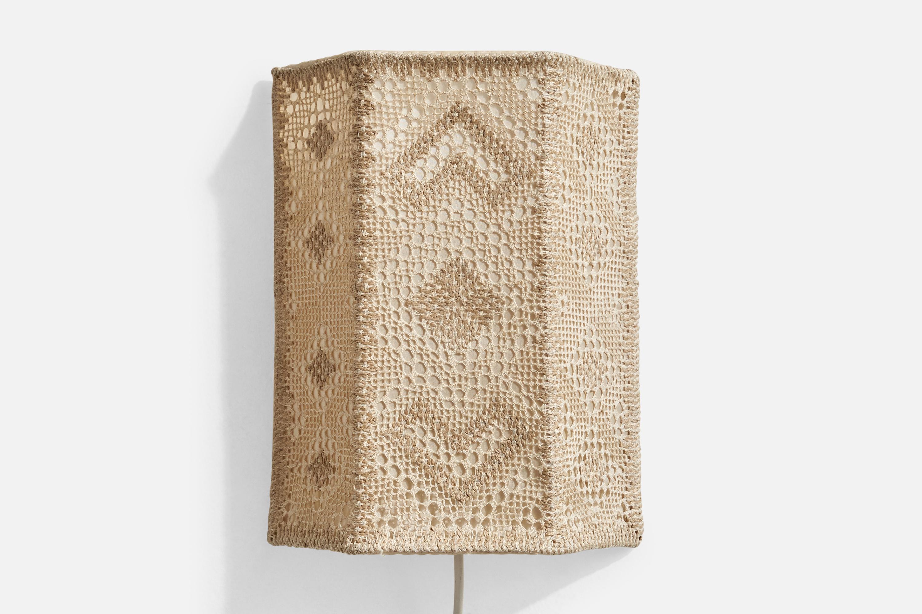 Scandinave moderne Designer suédois, applique murale, tissu, Suède, années 1960 en vente