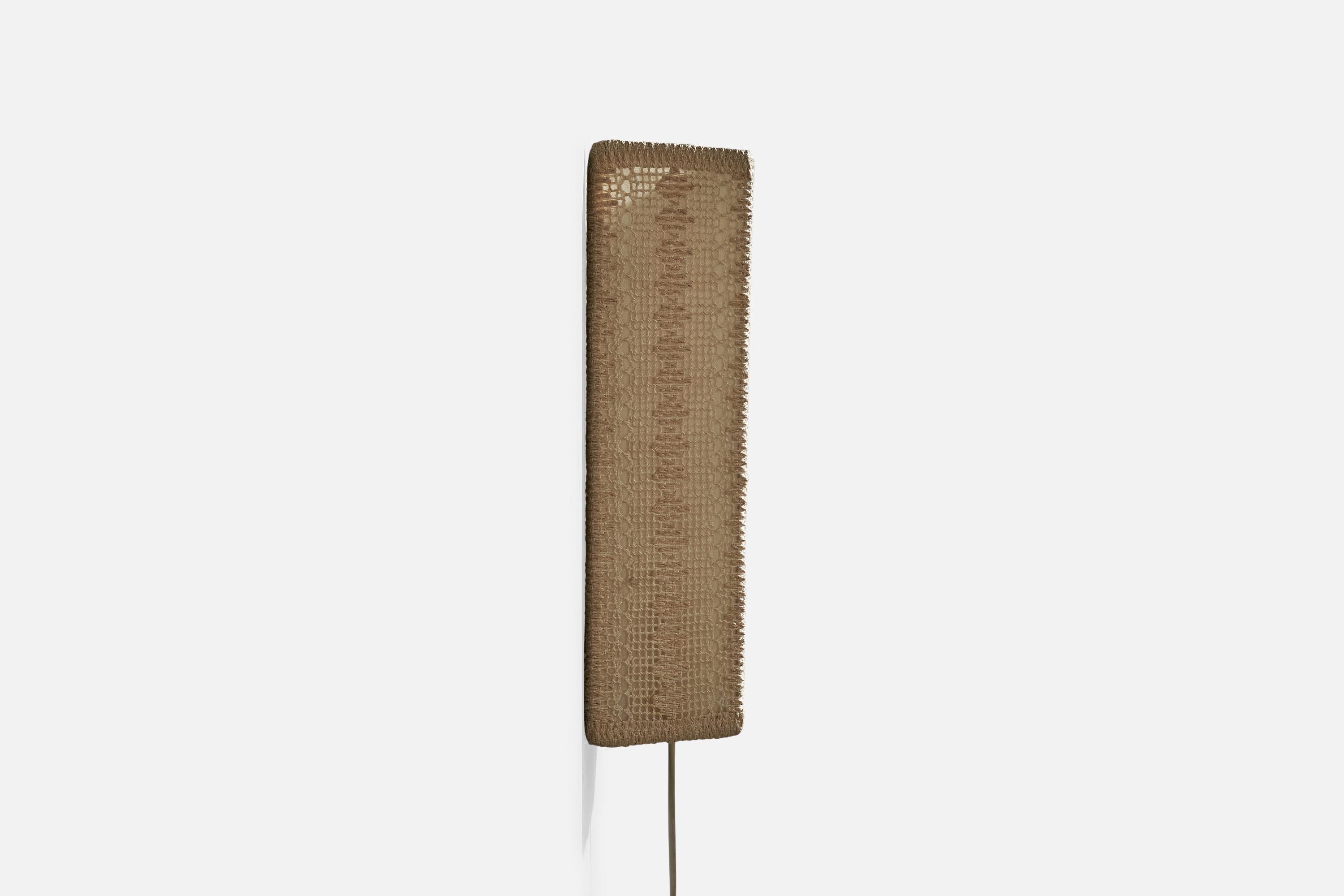 Schwedische Designerin, Wandleuchte, Stoff, Schweden, 1960er Jahre im Zustand „Gut“ im Angebot in High Point, NC