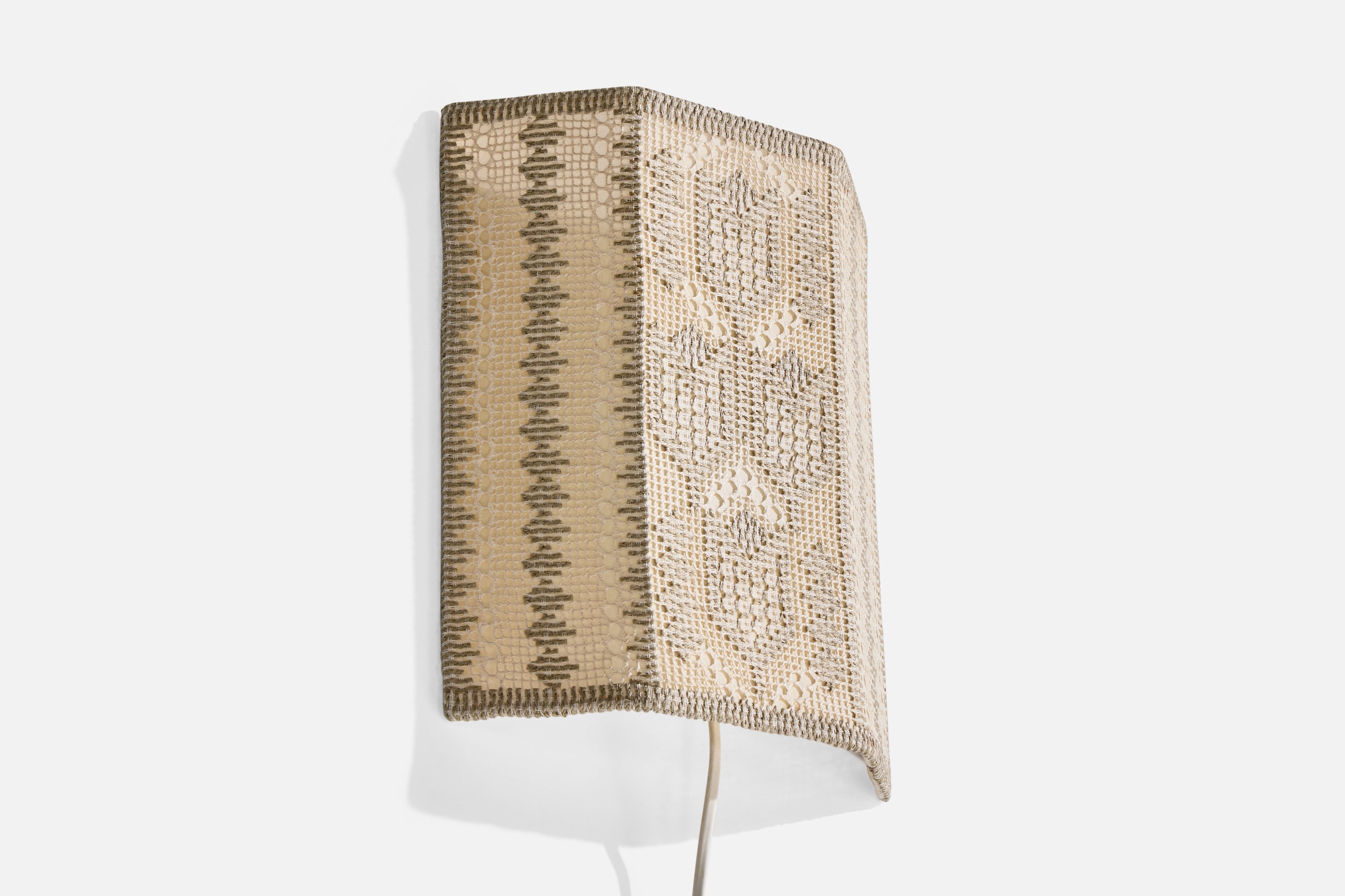 Un'applique in tessuto ricamato beige progettata e prodotta in Svezia, negli anni '1970 circa.

Dimensioni complessive (pollici): 10,5 