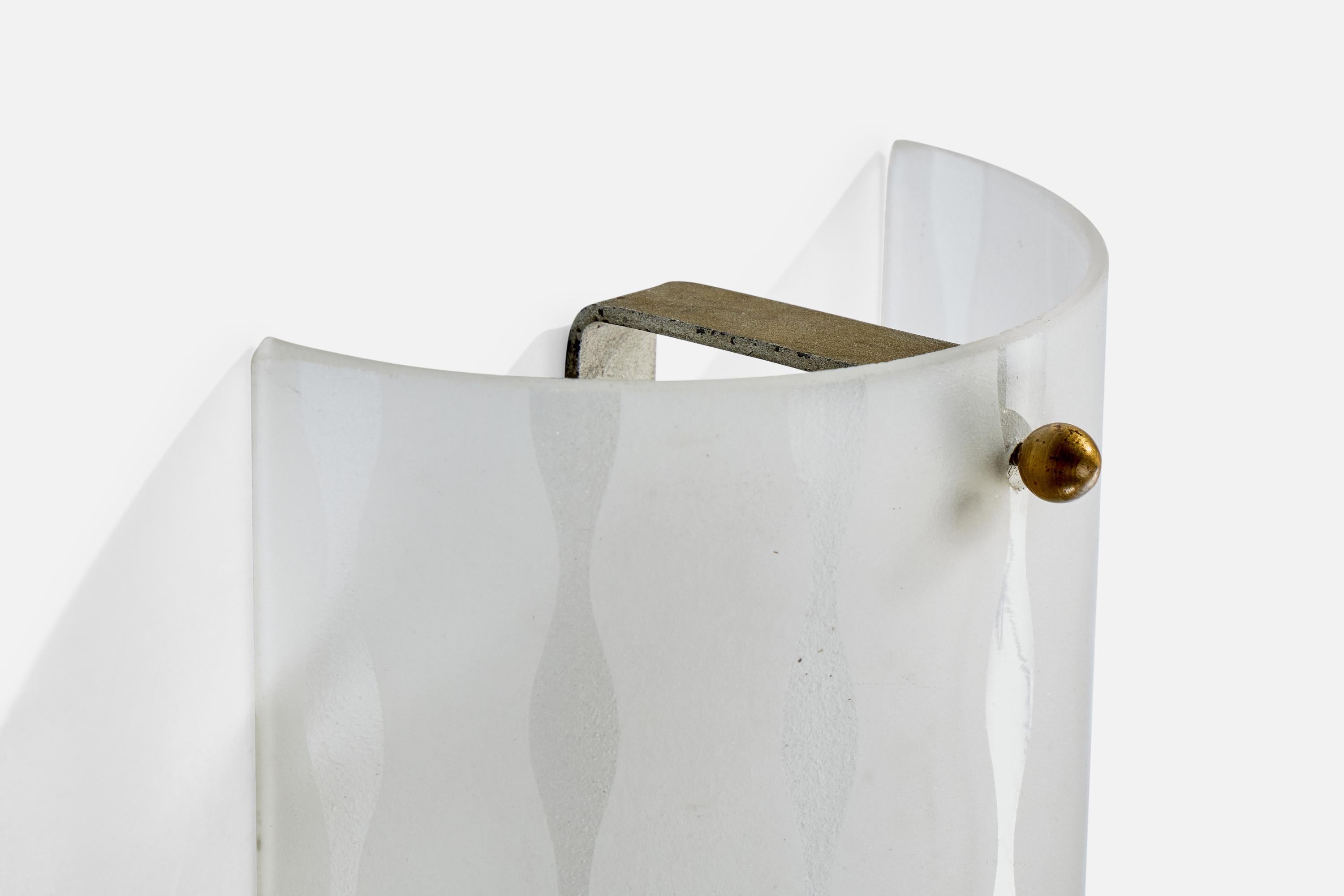 Milieu du XXe siècle Design suédois, applique, verre, laiton, années 1930 en vente