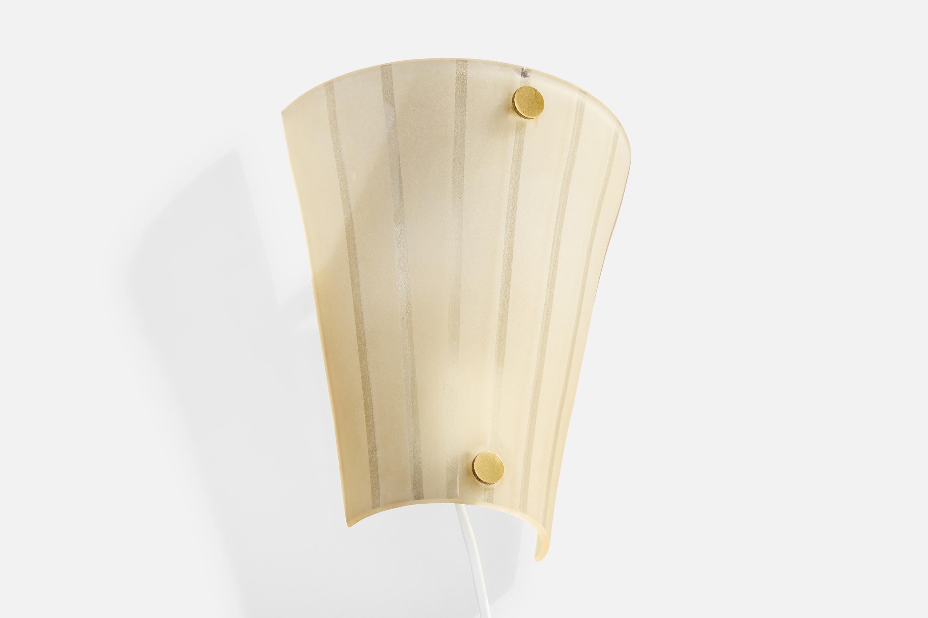 Applique en verre gravé et en laiton, conçue et produite en Suède, C.1940.

Dimensions globales (en pouces) : 9,5 