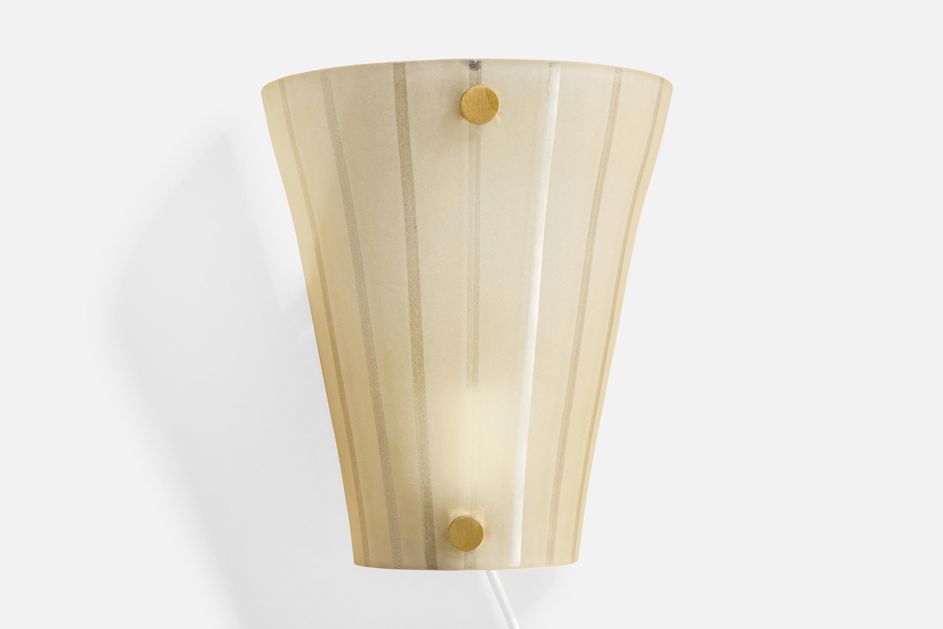 Mid-Century Modern Designer suédois, applique murale, verre, laiton, Suède, années 1940 en vente