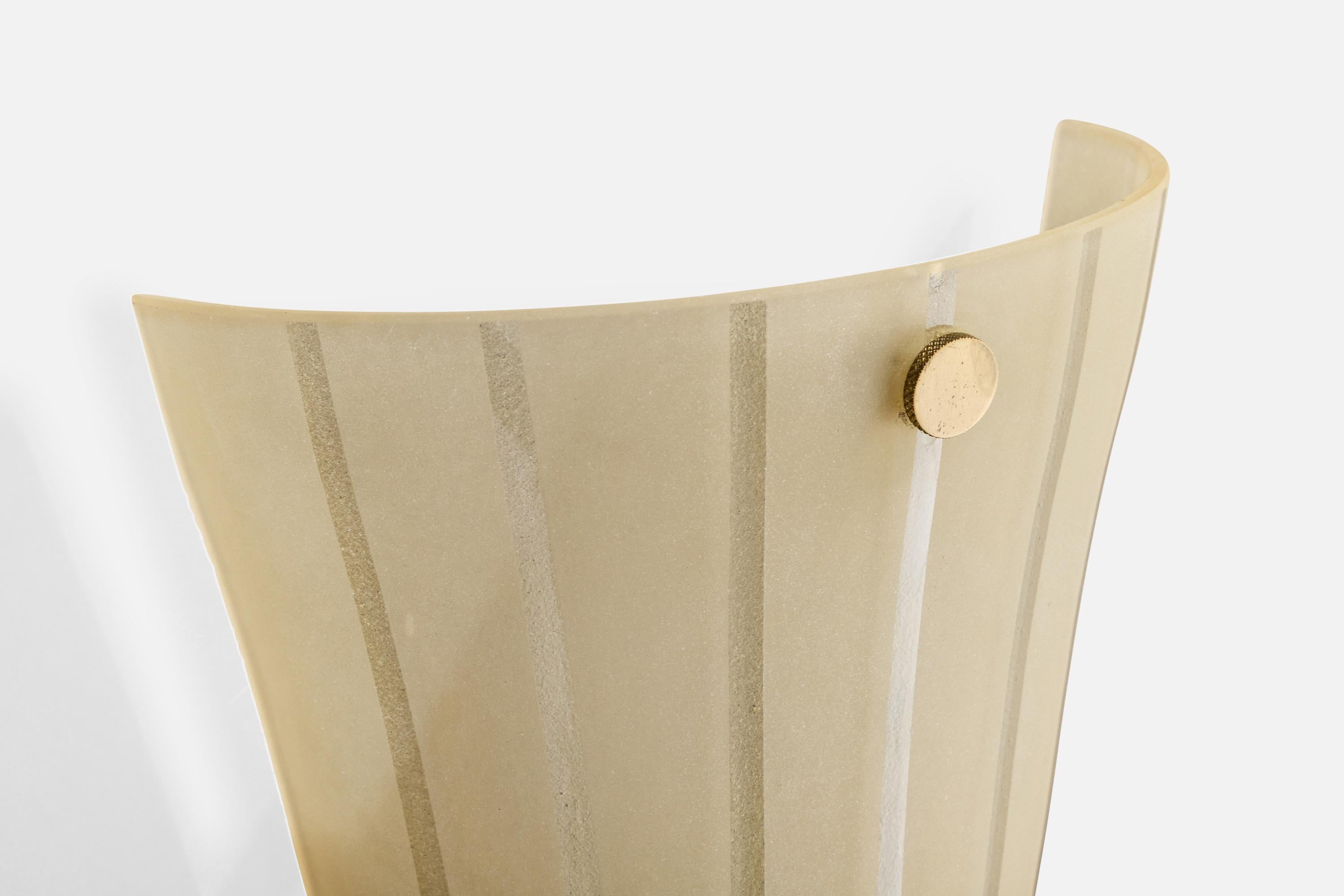 Designer suédois, applique murale, verre, laiton, Suède, années 1940 Bon état - En vente à High Point, NC