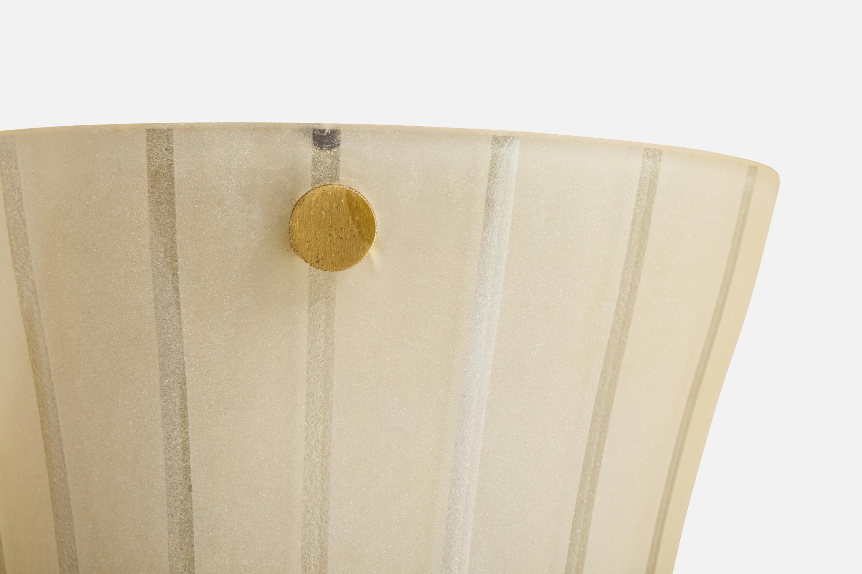 Milieu du XXe siècle Designer suédois, applique murale, verre, laiton, Suède, années 1940 en vente