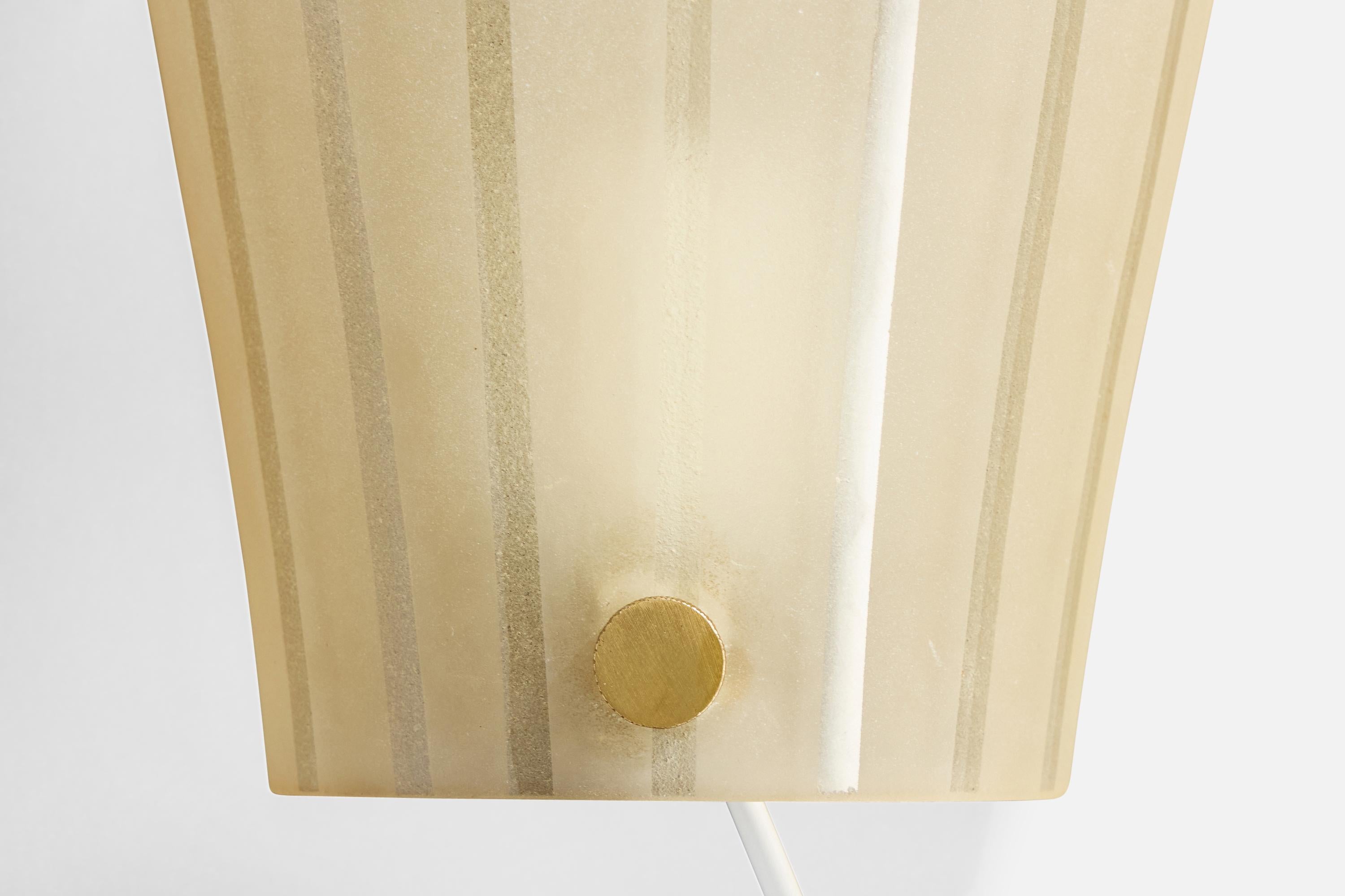 Laiton Designer suédois, applique murale, verre, laiton, Suède, années 1940 en vente