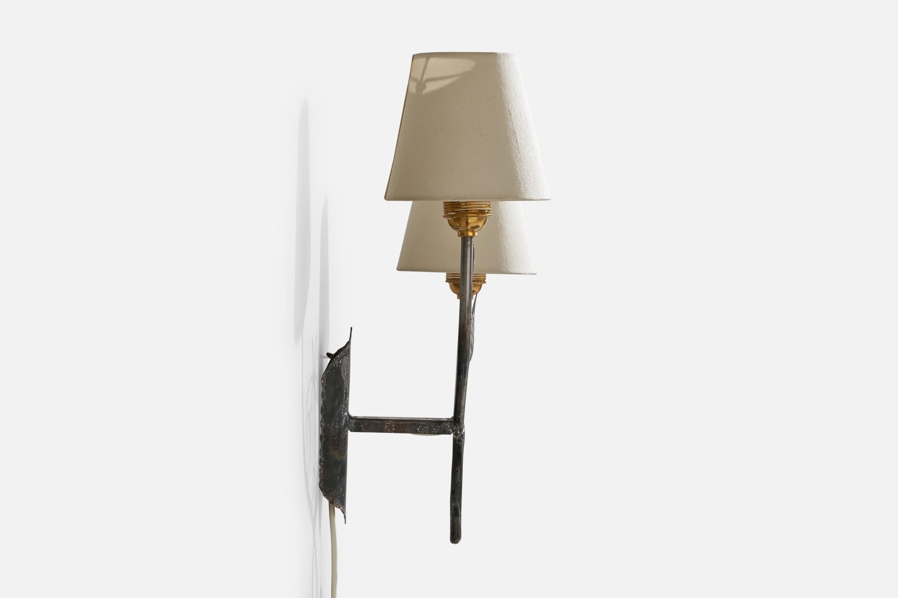 Laiton Designer suédois, applique murale, fer, laiton, tissu, Suède, années 1960 en vente