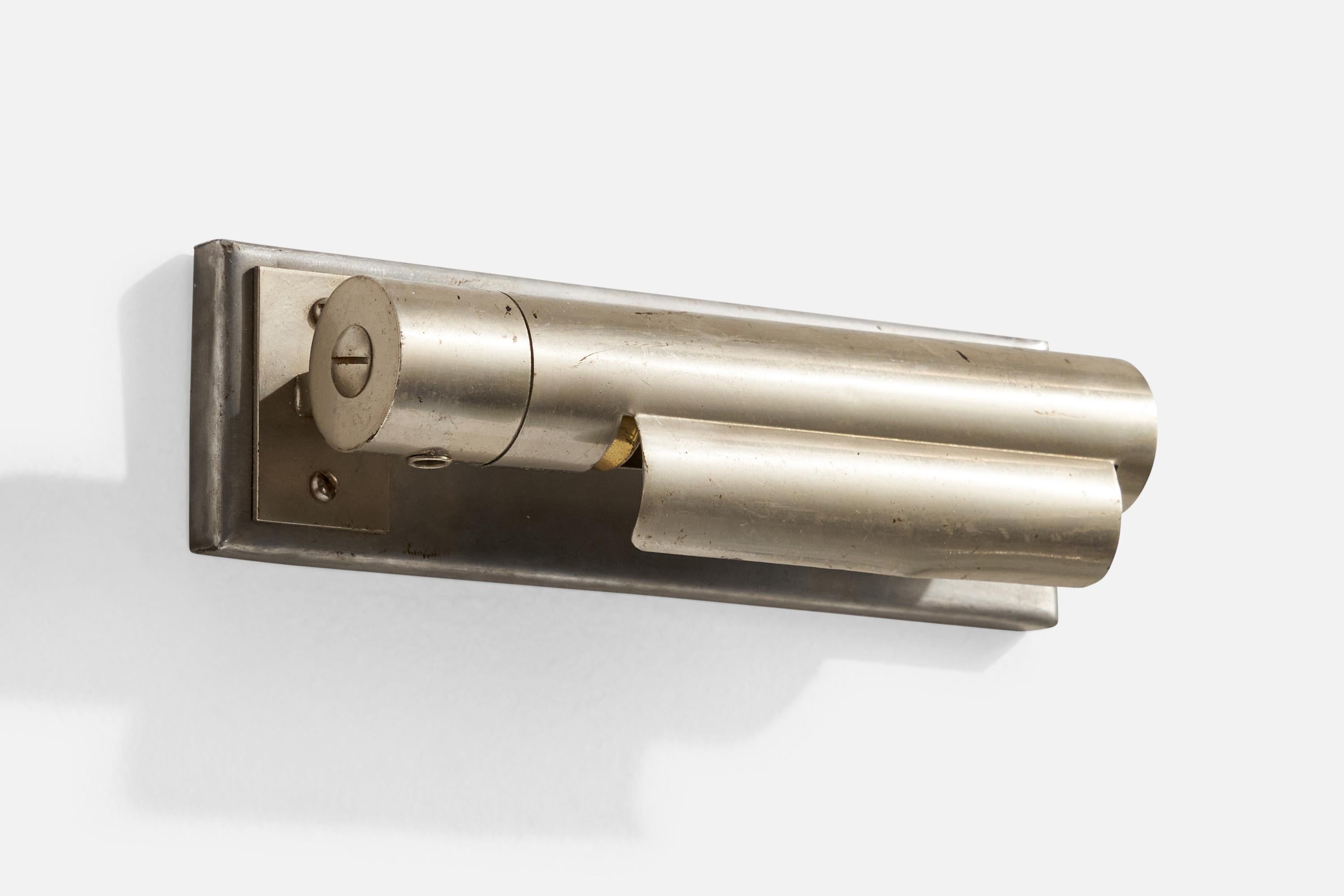 Un'applique in nichel progettata e prodotta in Svezia, negli anni '30 circa.

Il metallo presenta una leggera ossidazione in tutto l'apparecchio. Originariamente era configurato per il plug-in come illustrato.

Dimensioni complessive (pollici): 8