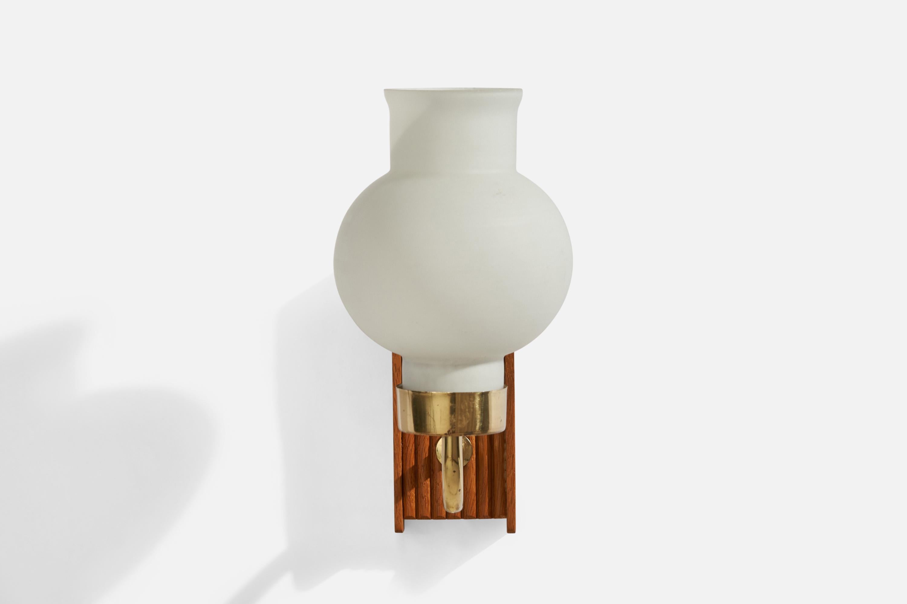 Swedish Designer, Wall Light, Oak, Brass, Glass, Sweden, 1950s In Good Condition For Sale In High Point, NC