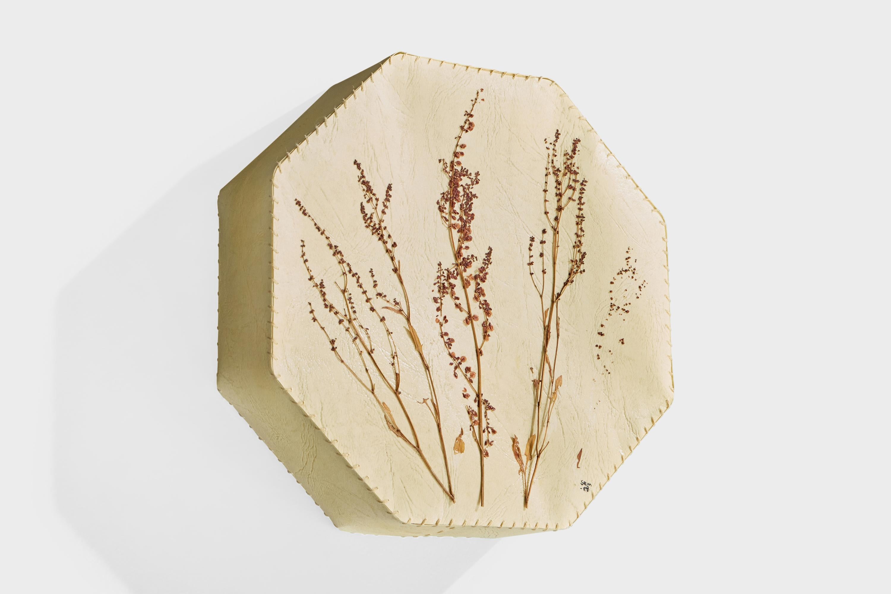 Un'applique in carta pergamena beige con decori floreali disegnata e prodotta in Svezia, datata 1988.

Sembra che manchi una parte dell'arredamento floreale.

Dimensioni complessive (pollici): 11,2 