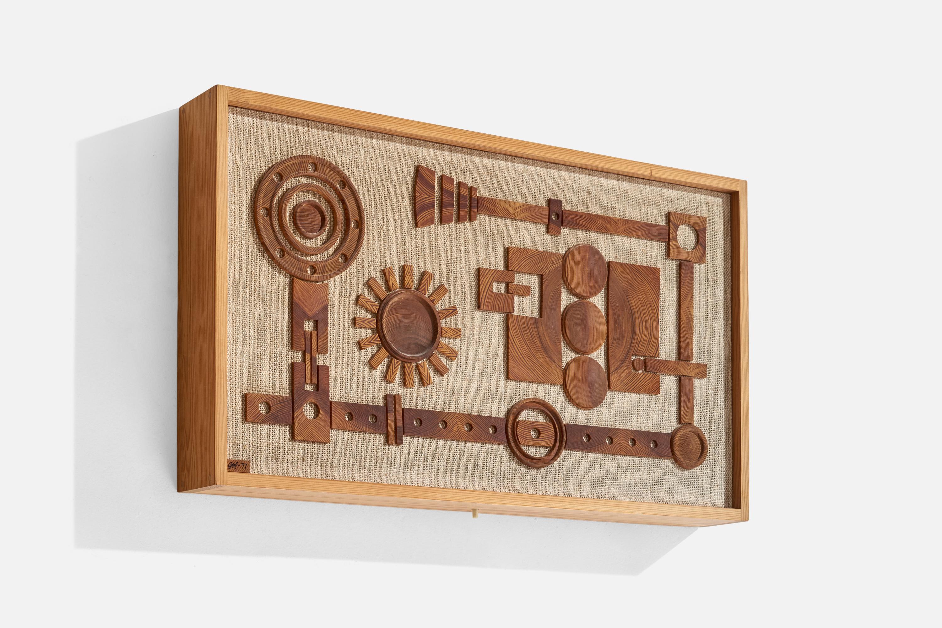 Wandleuchte aus Kiefer und Sackleinen, entworfen und hergestellt in Schweden, signiert und datiert 1971.

Konfiguriert für Plug-in.

Gesamtabmessungen (Zoll): 15