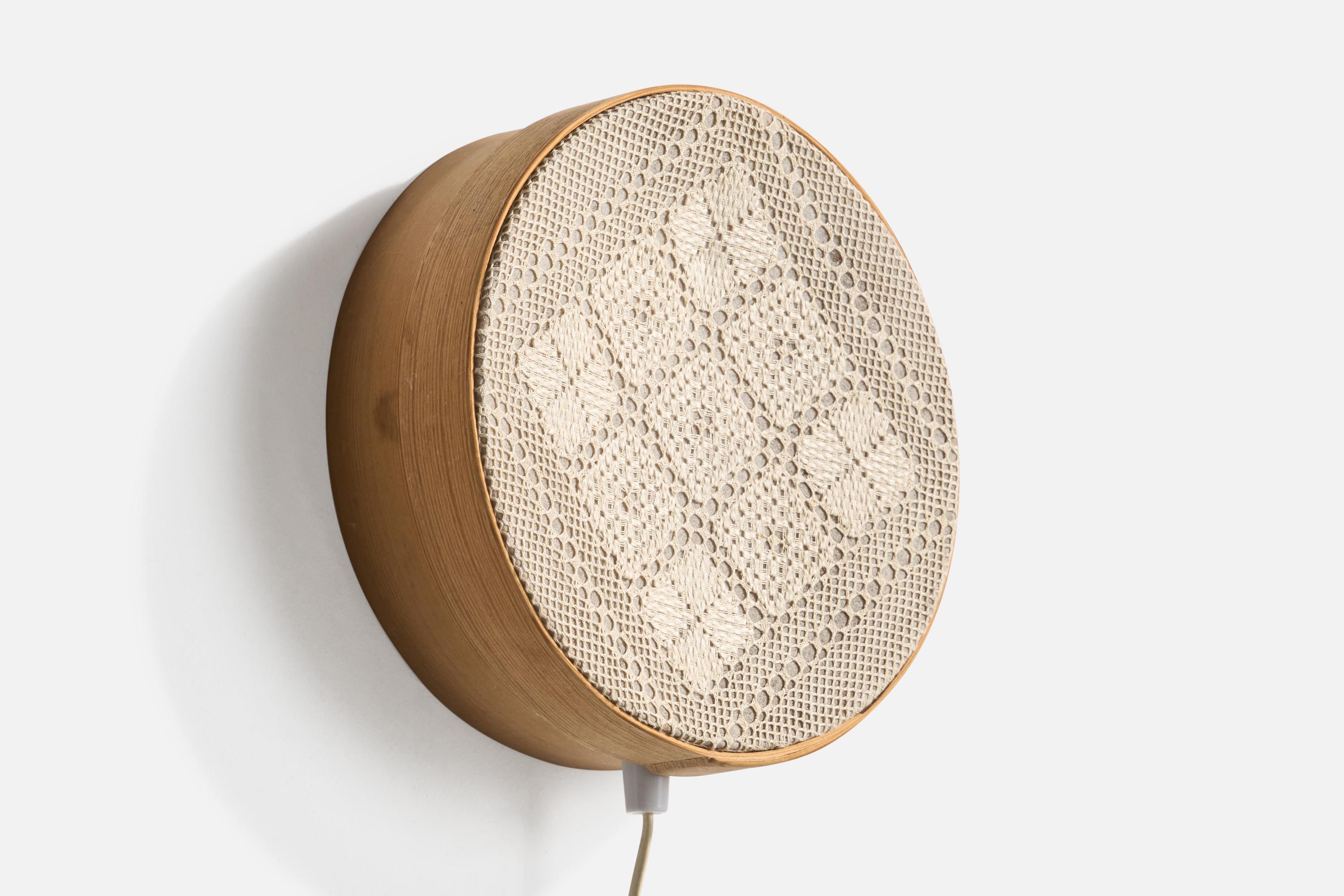 Applique in pino e tessuto ricamato beige progettata e prodotta in Svezia, negli anni '60 circa.

Dimensioni complessive (pollici): 9,5