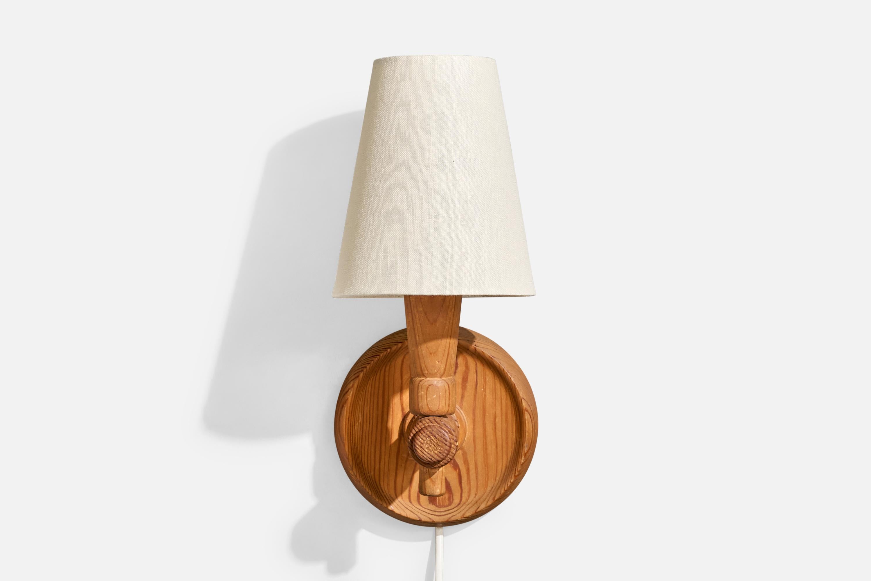 Schwedische Designerin, Wandleuchte, Kiefernholz, Stoff, Schweden, 1970er Jahre im Zustand „Gut“ im Angebot in High Point, NC