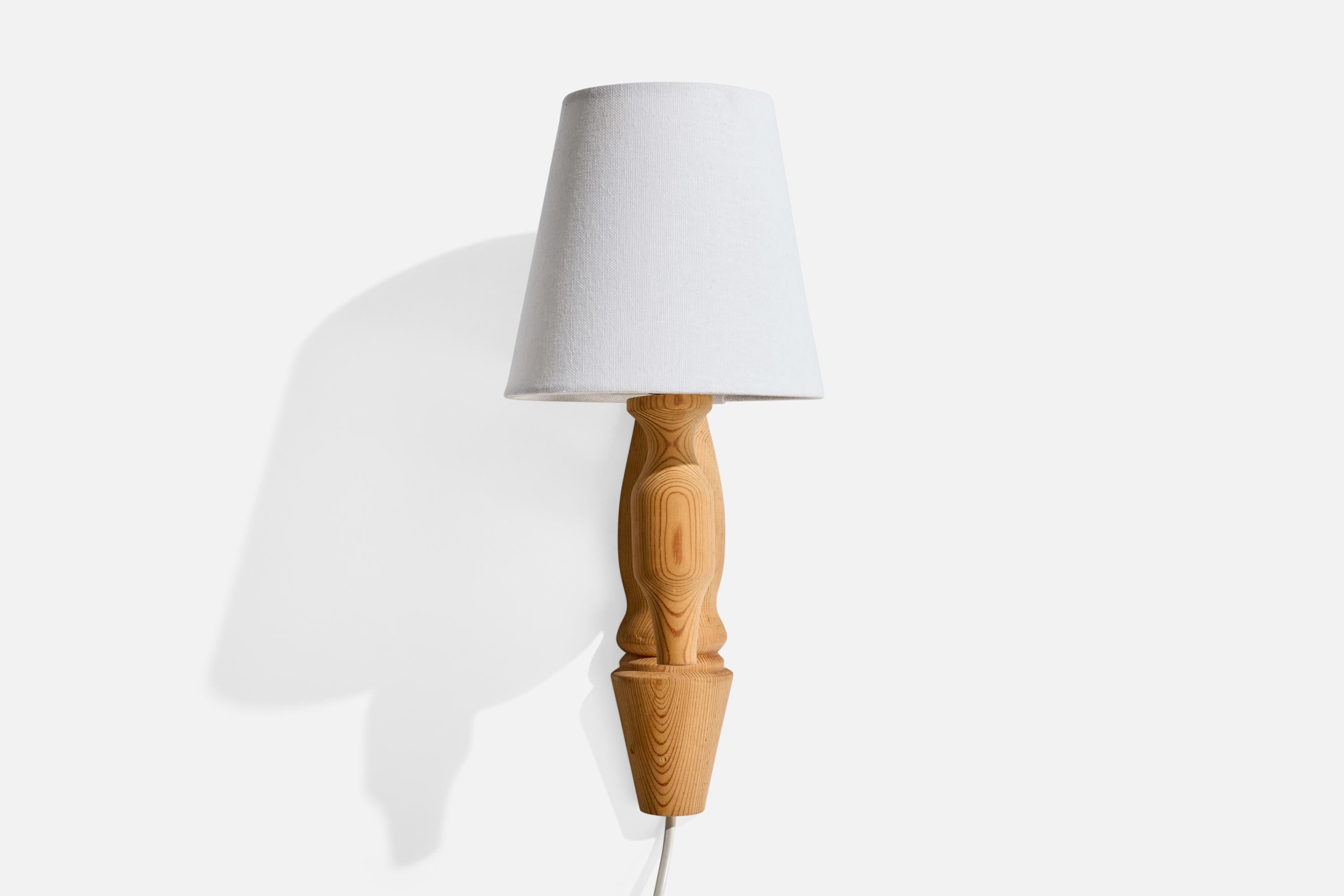 Schwedische Designerin, Wandleuchte, Kiefernholz, Stoff, Schweden, 1970er Jahre (Moderne der Mitte des Jahrhunderts) im Angebot