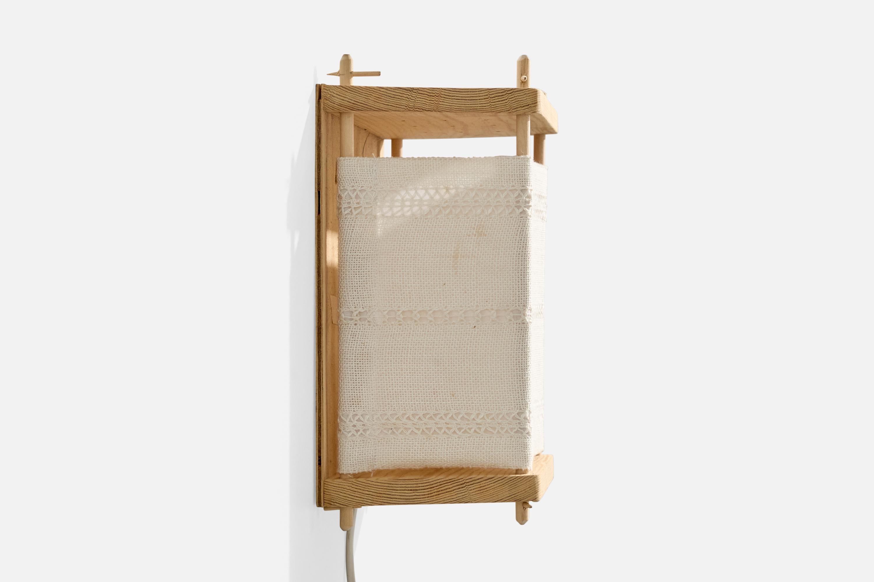 Schwedische Designerin, Wandleuchte, Kiefernholz, Stoff, Schweden, 1970er Jahre (Ende des 20. Jahrhunderts) im Angebot