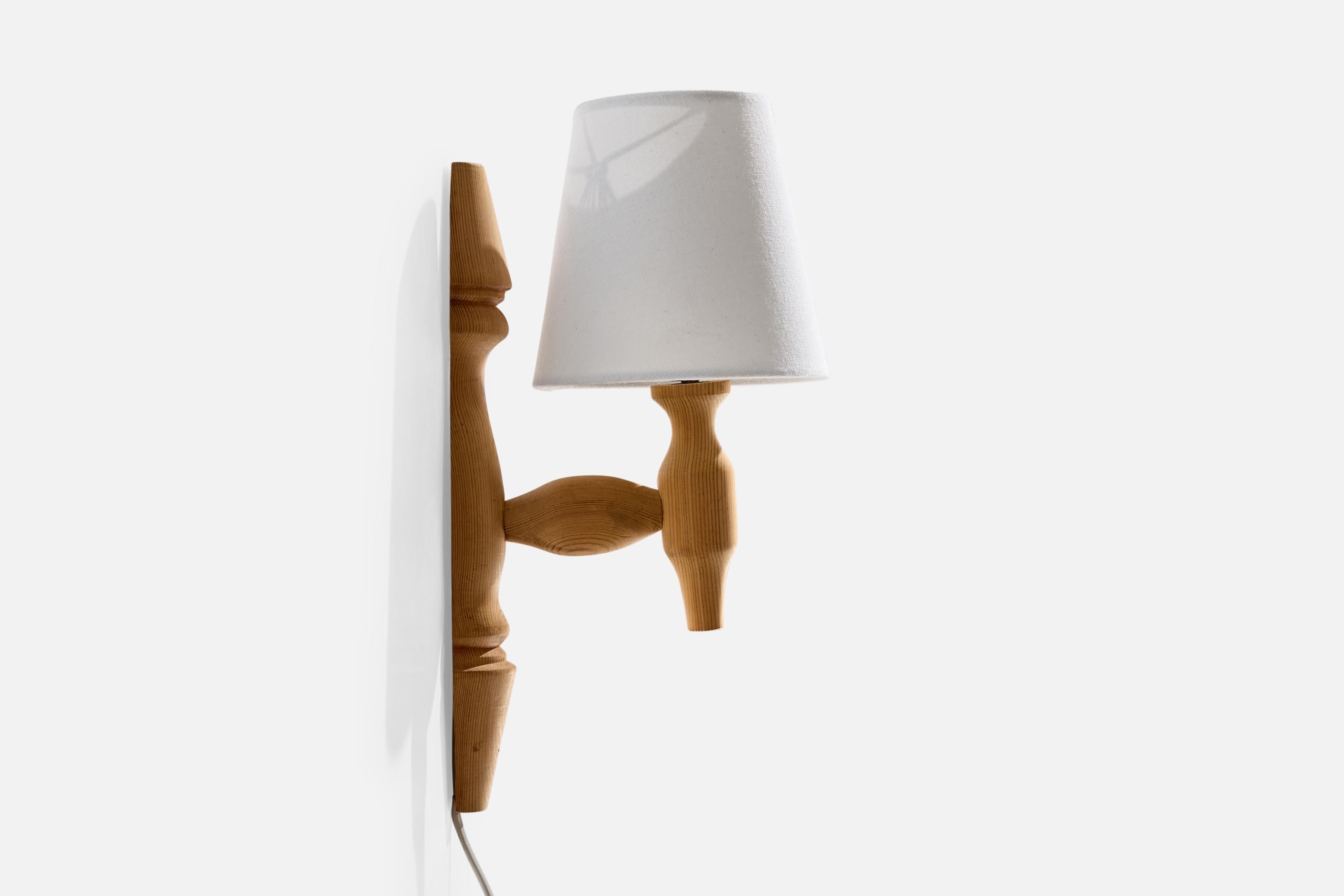 Schwedische Designerin, Wandleuchte, Kiefernholz, Stoff, Schweden, 1970er Jahre im Zustand „Gut“ im Angebot in High Point, NC