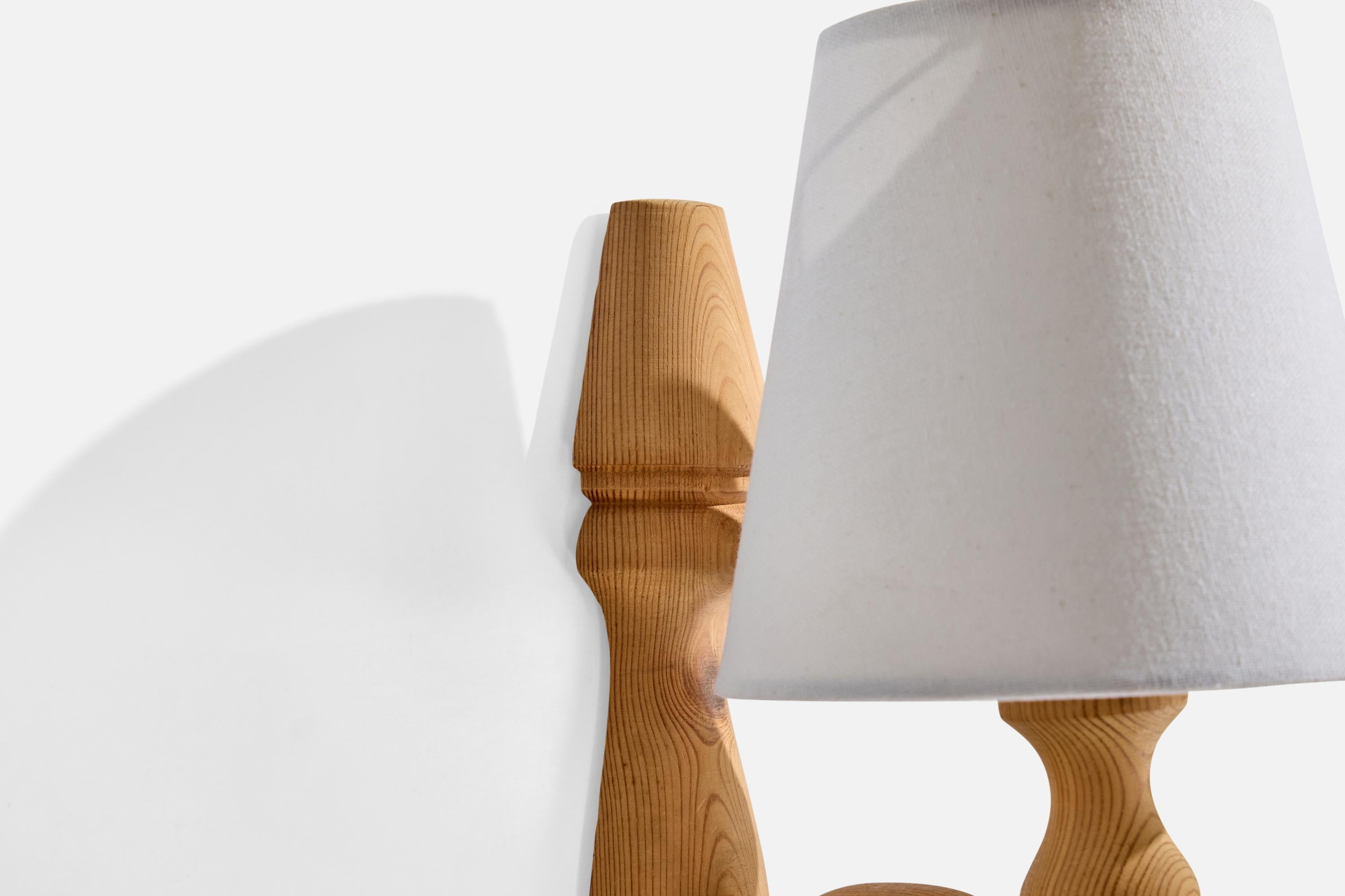 Schwedische Designerin, Wandleuchte, Kiefernholz, Stoff, Schweden, 1970er Jahre (Ende des 20. Jahrhunderts) im Angebot