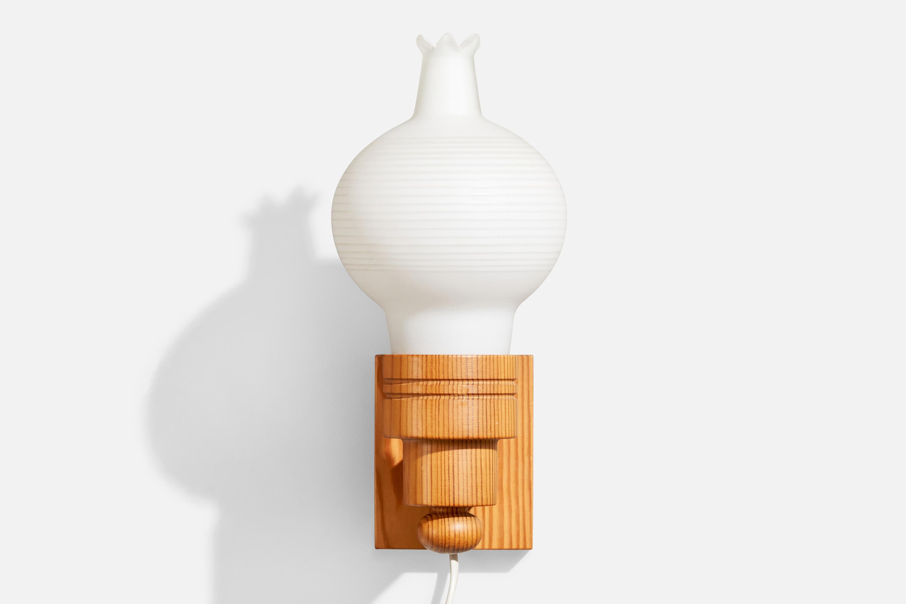 Svedese Lampada da parete di design svedese, pino, vetro, Svezia, anni '70 in vendita