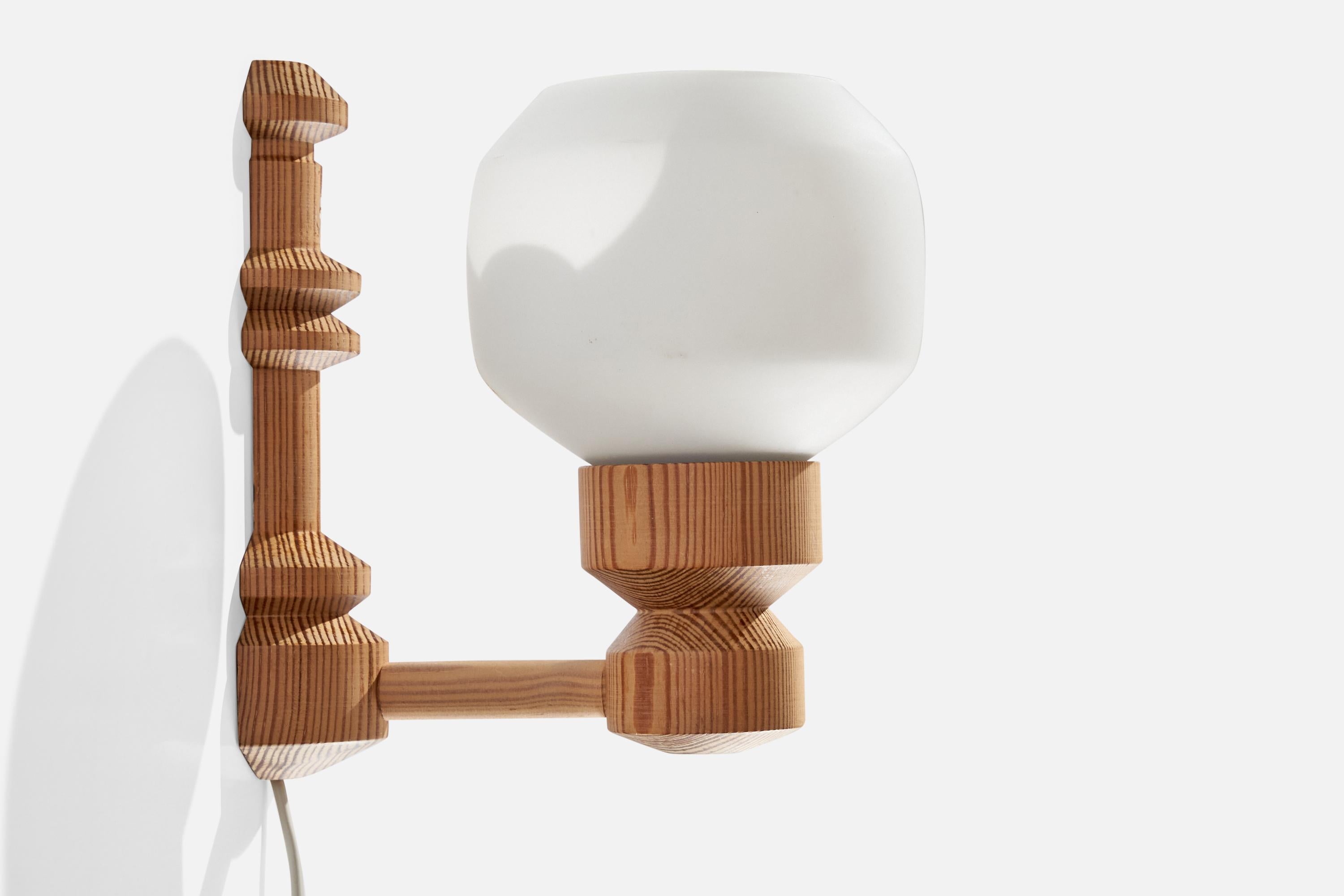 Schwedische Designerin, Wandleuchte, Kiefernholz, Glas, Schweden, 1970er Jahre (Ende des 20. Jahrhunderts)