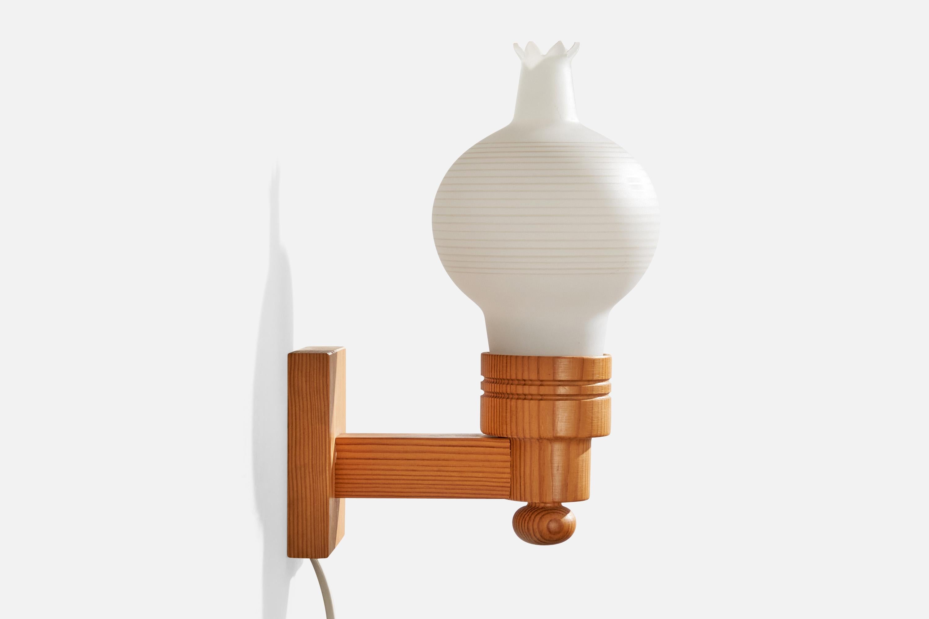 Lampada da parete di design svedese, pino, vetro, Svezia, anni '70 In condizioni buone in vendita a High Point, NC