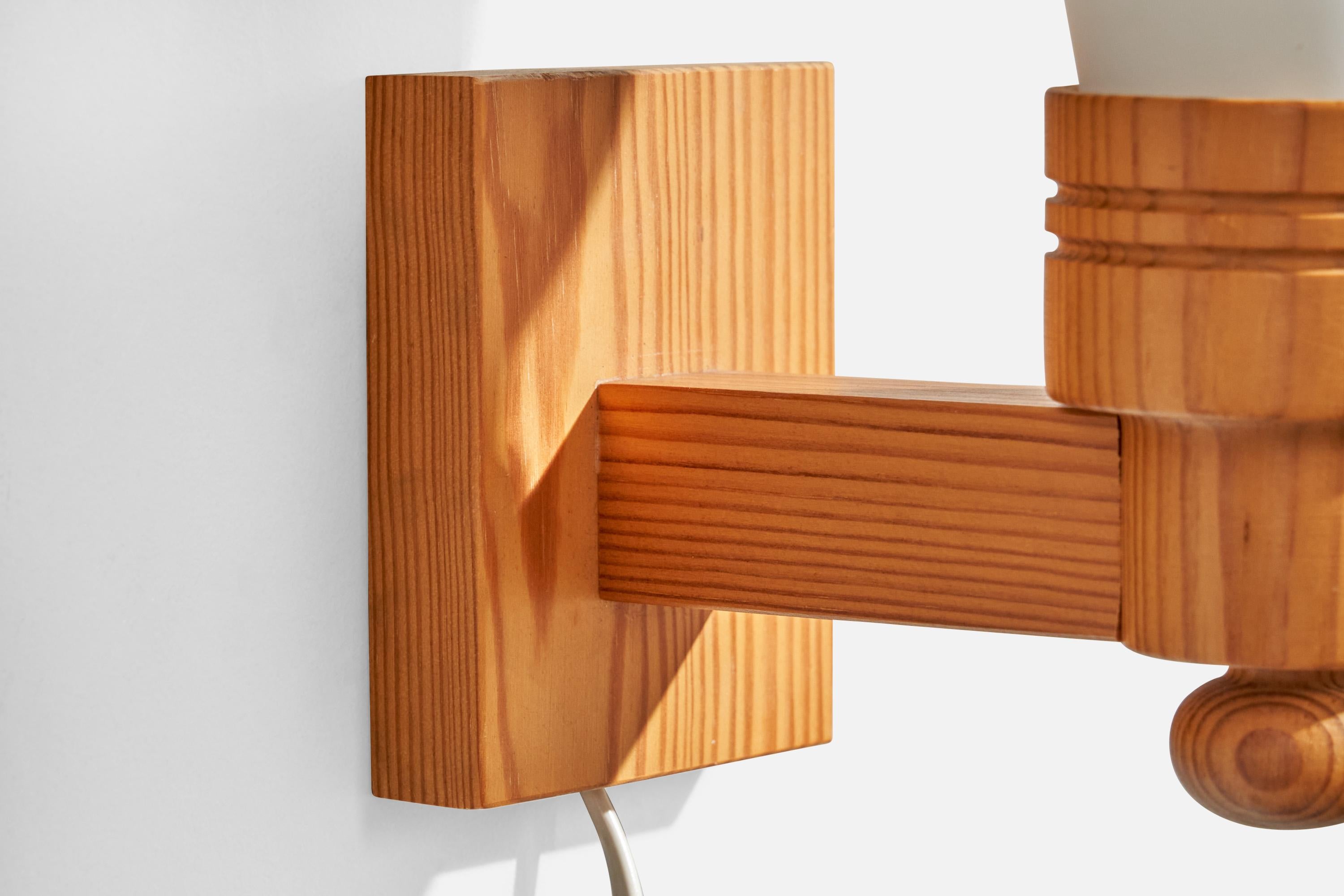 Fine XX secolo Lampada da parete di design svedese, pino, vetro, Svezia, anni '70 in vendita
