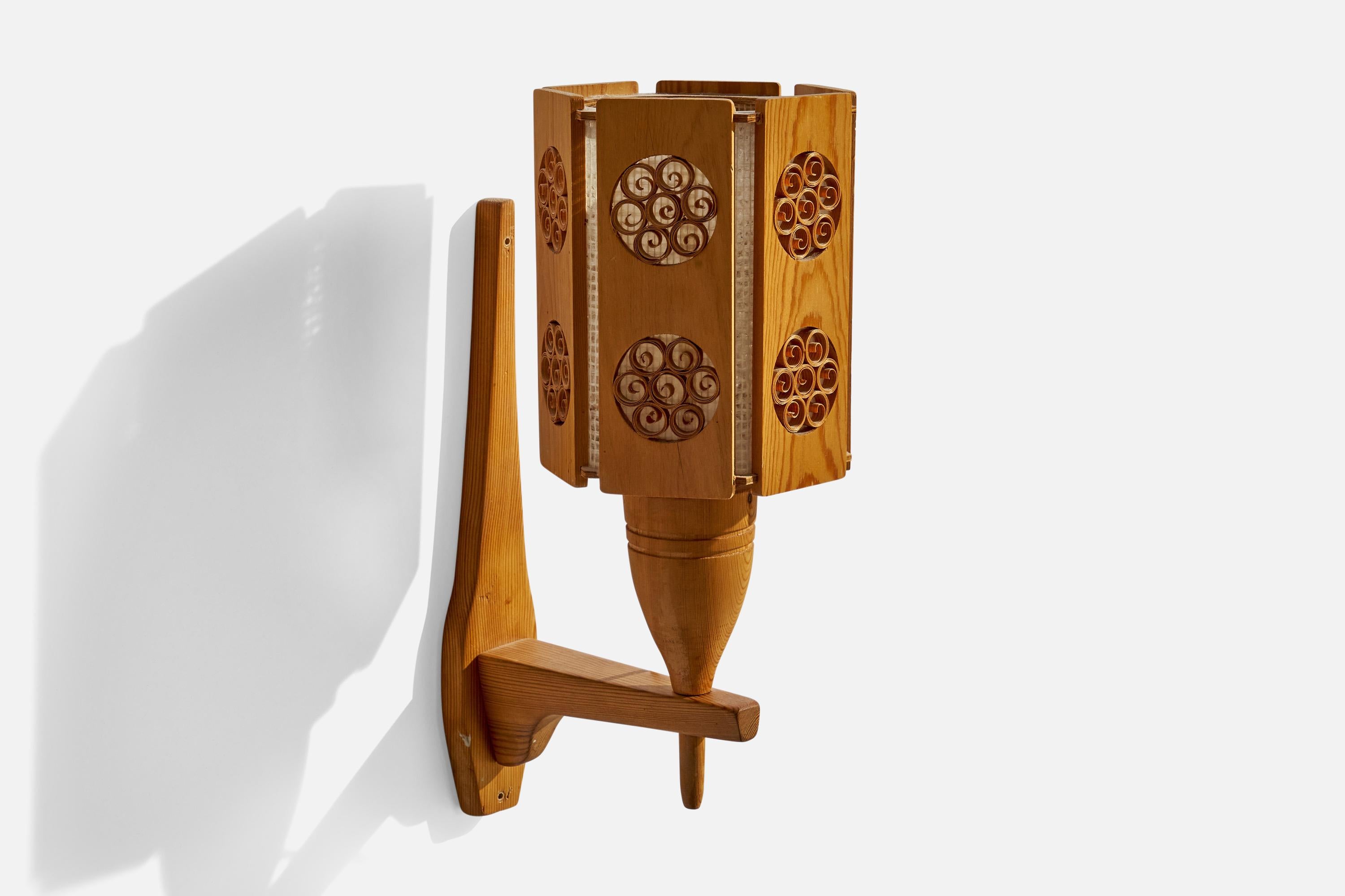 Schwedische Designerin, Wandleuchte, Kiefernholz, Jute, Schweden, 1970er Jahre (Ende des 20. Jahrhunderts) im Angebot