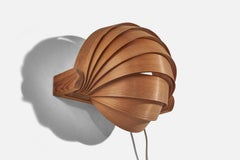 Designer suédois, applique murale, pin, placage de pin moulé, Suède, vers les années 1960