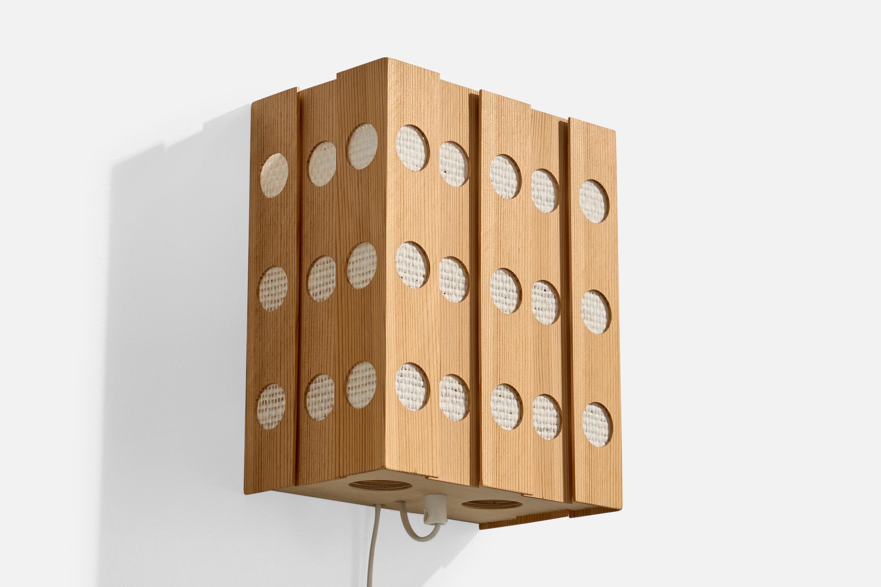 A pine and raffia wall light designed and produced in Sweden, c. 1970s.

Overall Dimensions (Inches): 10.3” H x 8.6” W x 5.2“ D

No backplate on fixture.

Bulb Specifications: E-14

Number of Sockets (per fixture): 1

Does not include mounting
