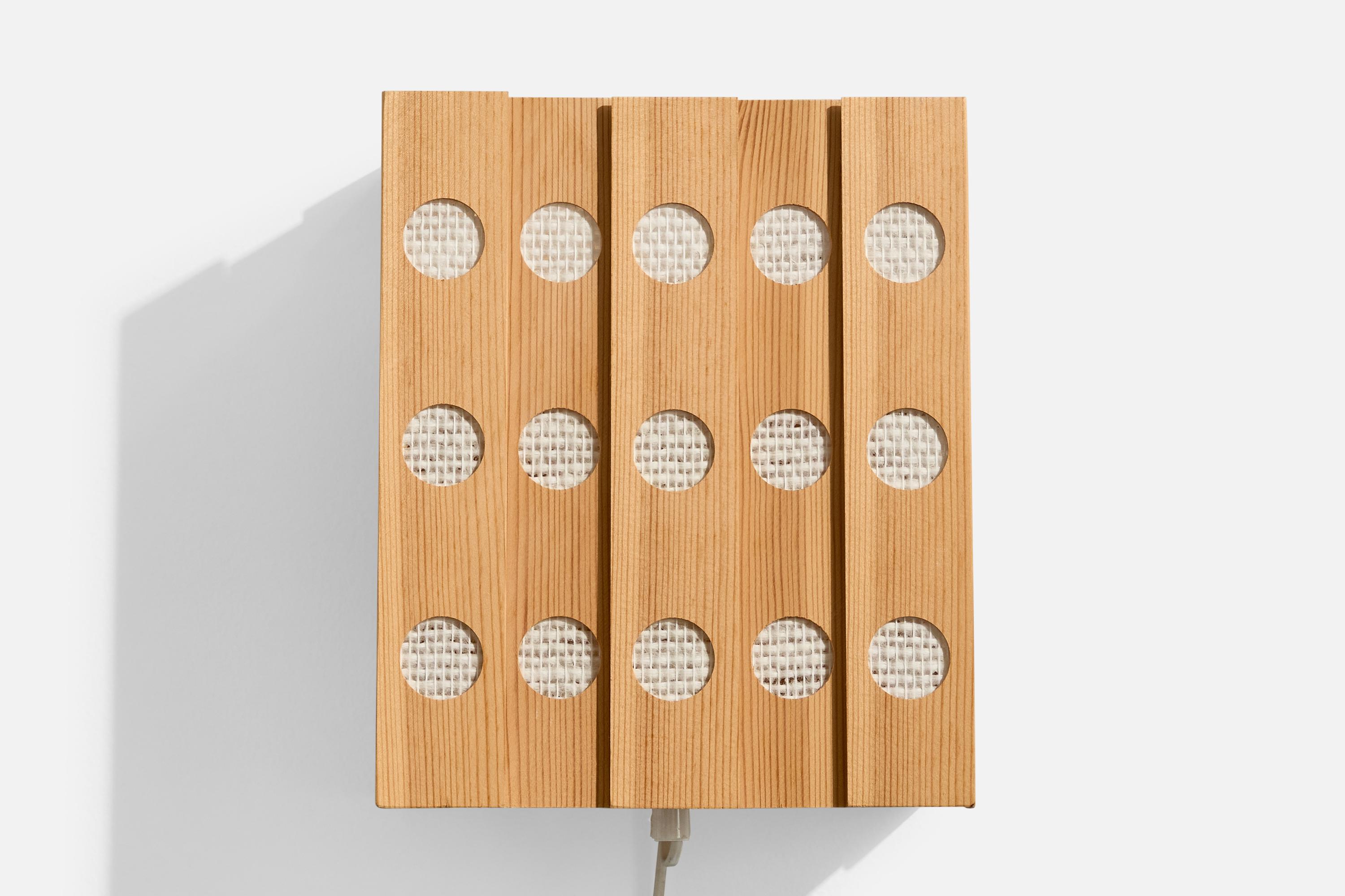 Swedish Designer, Wall Light, Pine, Raffia, Sweden, 1970s In Good Condition For Sale In High Point, NC