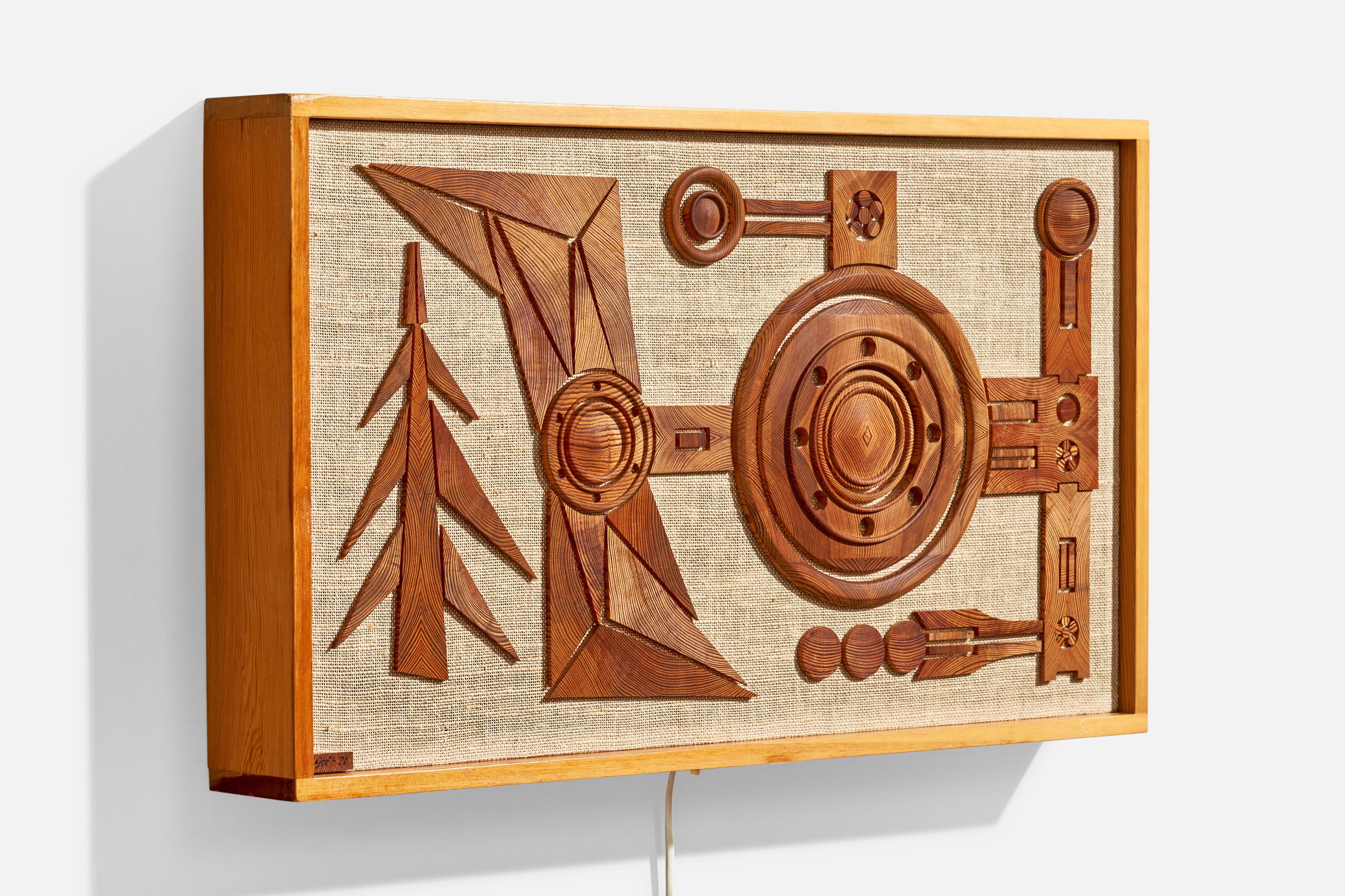 Applique en pin et raphia conçue et produite en Suède, C.C. 1971.

Dimensions globales (pouces) : 14.75 