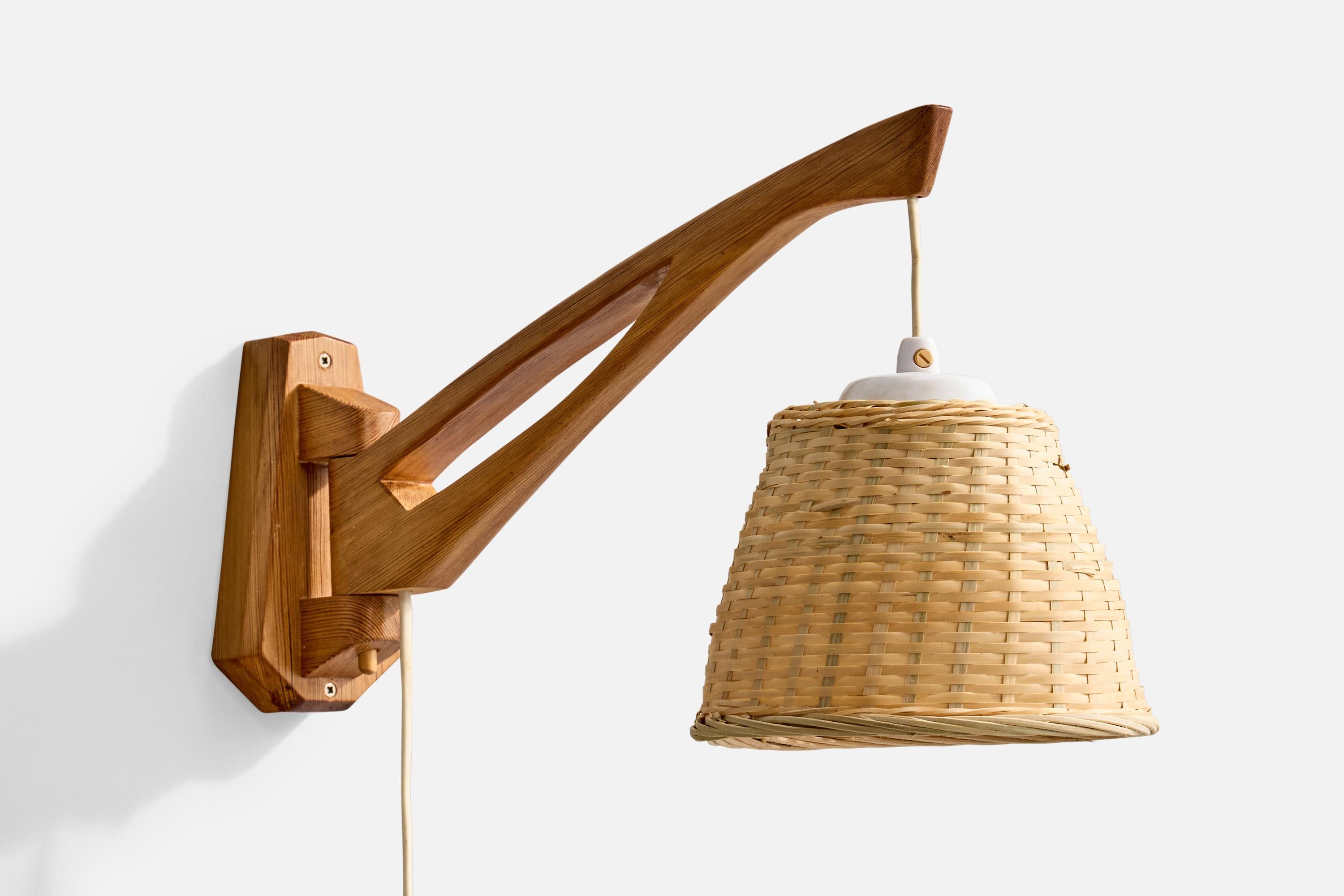 Aplique regulable de pino y ratán diseñado y fabricado en Suecia, c. 1970.

Desgaste propio de la edad y el uso

Dimensiones totales (pulgadas): 9,75