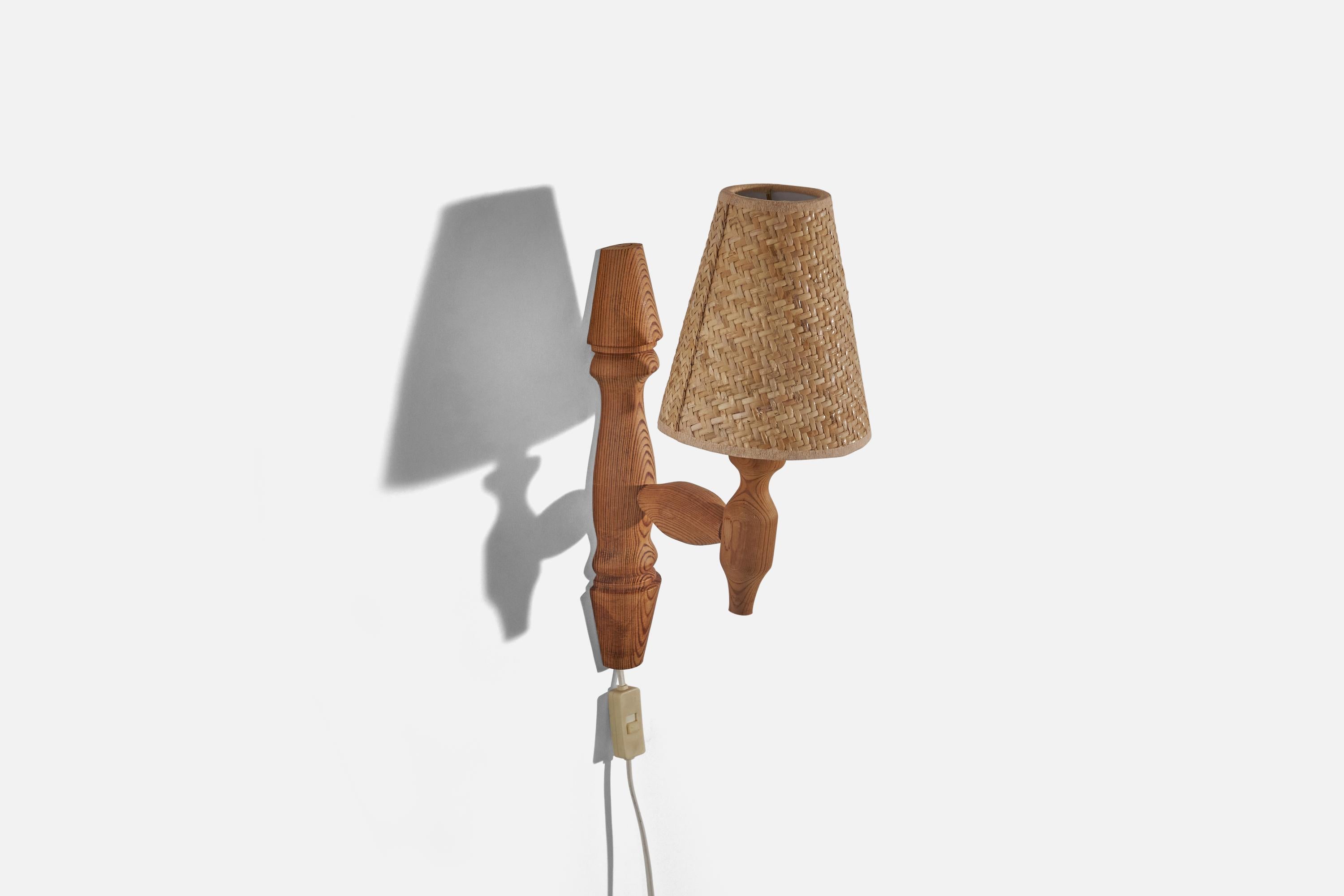 Schwedische Designerin, Wandleuchte, Kiefer, Rattan, Schweden, ca. 1970er Jahre (Postmoderne)